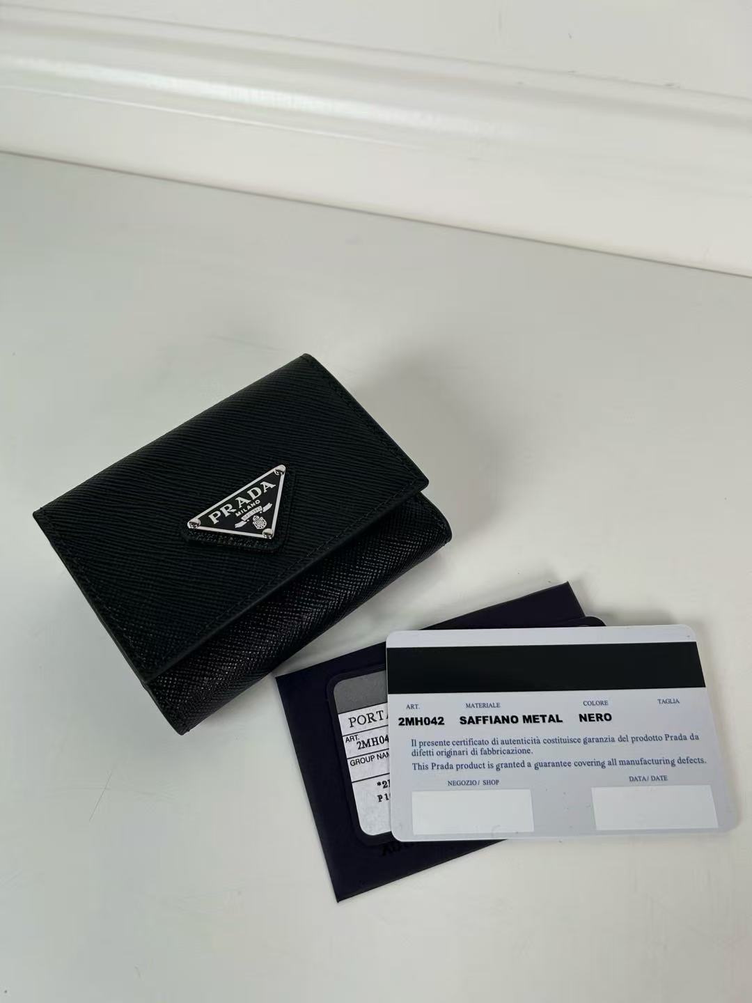 Prada Black Saffiano Triangle Wallet（2MH042_QHH_F0002）