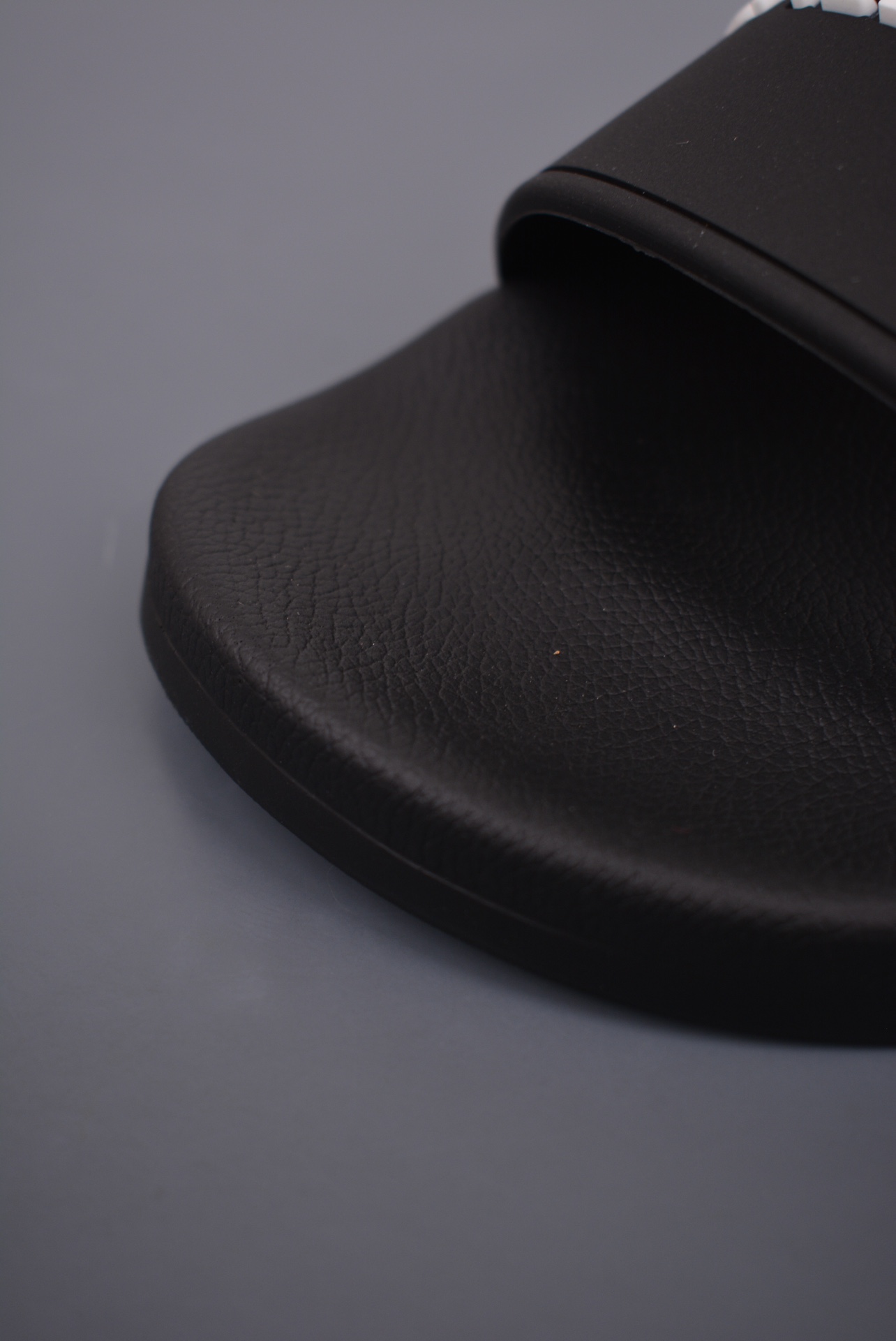 BALENCIAGA Pool Slide Sandal "Black/White"（565826W1S801006）