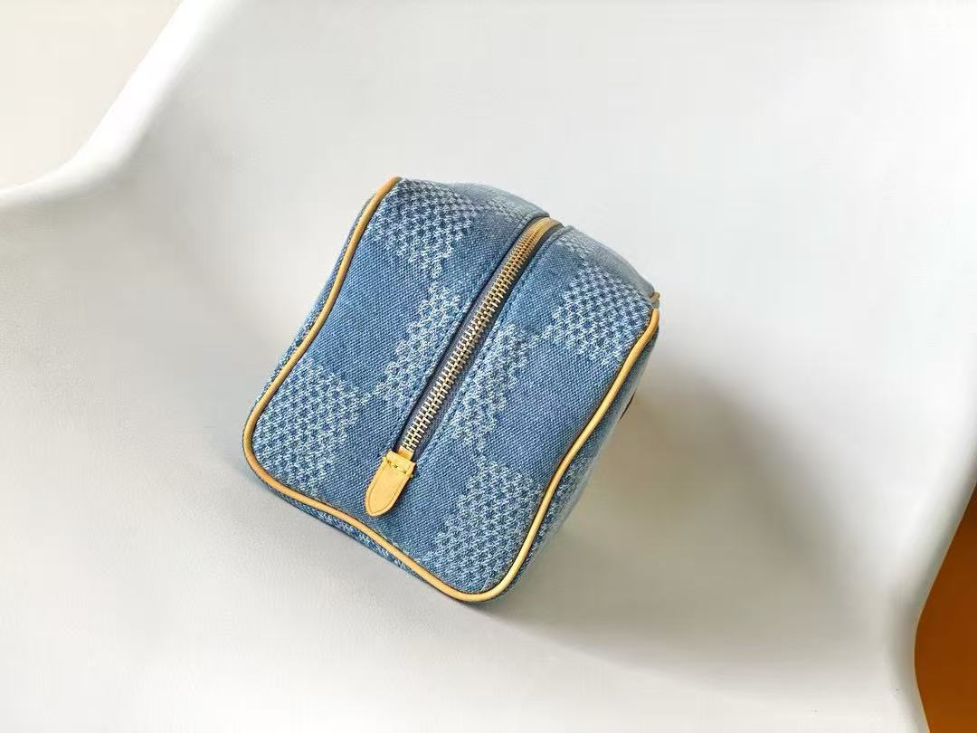 Louis Vuitton Locker Dopp Kit clutch bag (N40753）