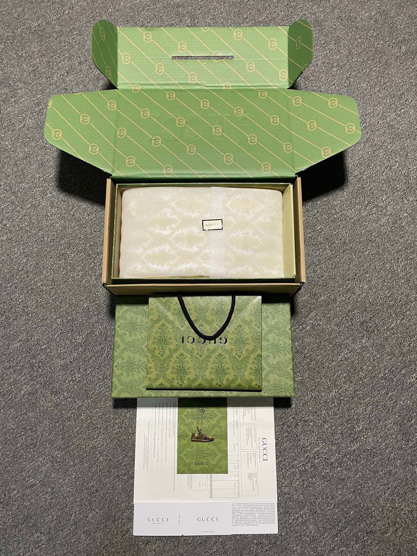 Gucci Screener Smooth Leather Sneakers（765054AACV89055）