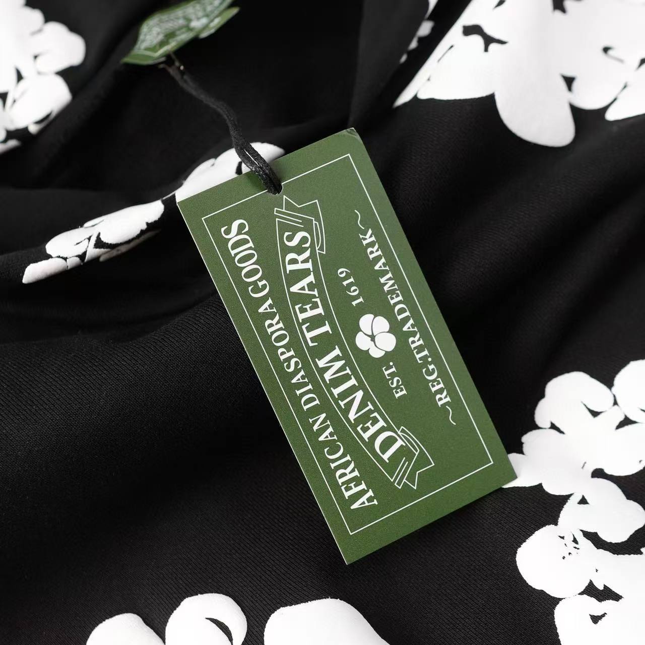 DENIM TEARS The Cotton Wreath Sweatshirt "Black"(301-010-30）