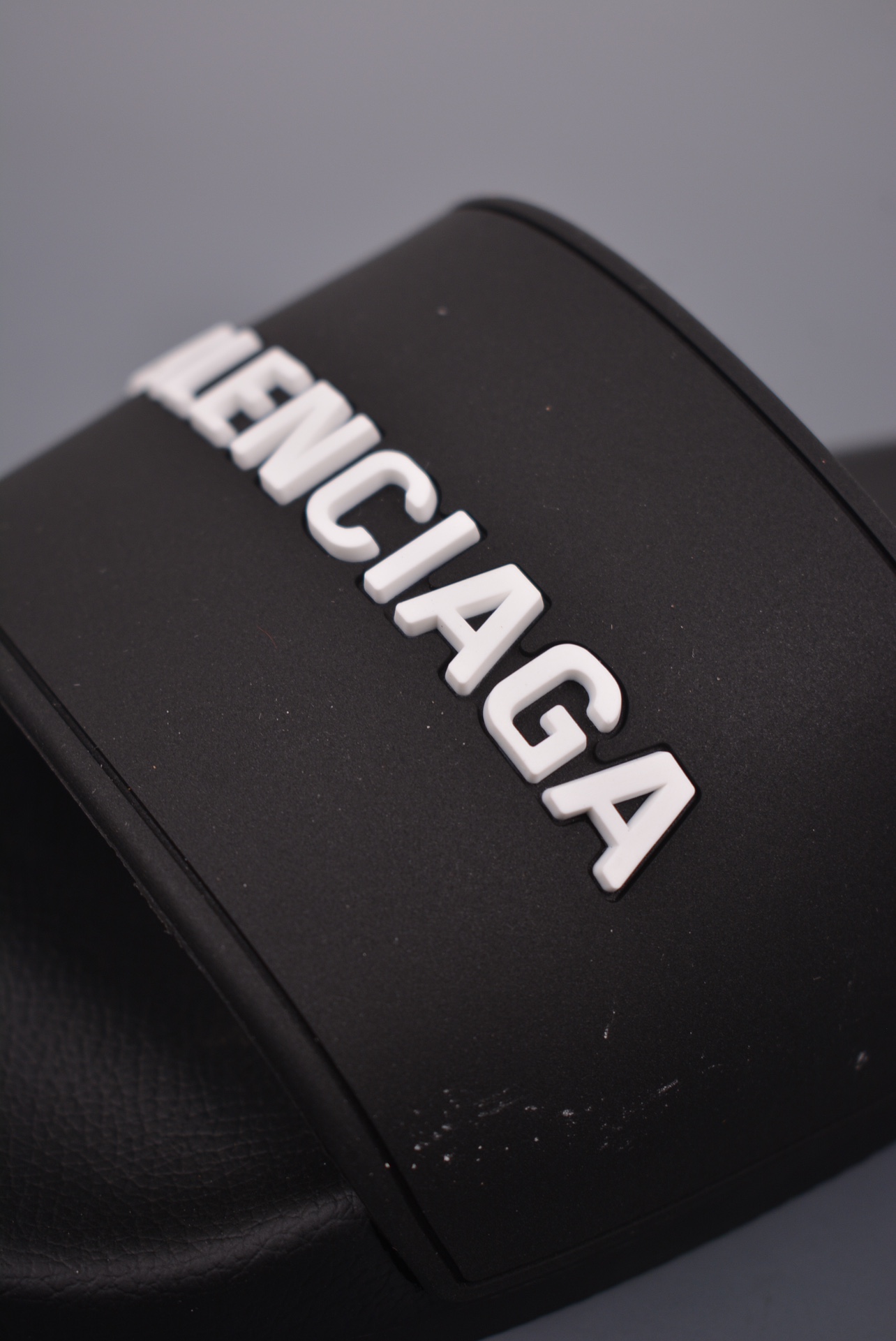 BALENCIAGA Pool Slide Sandal "Black/White"（565826W1S801006）