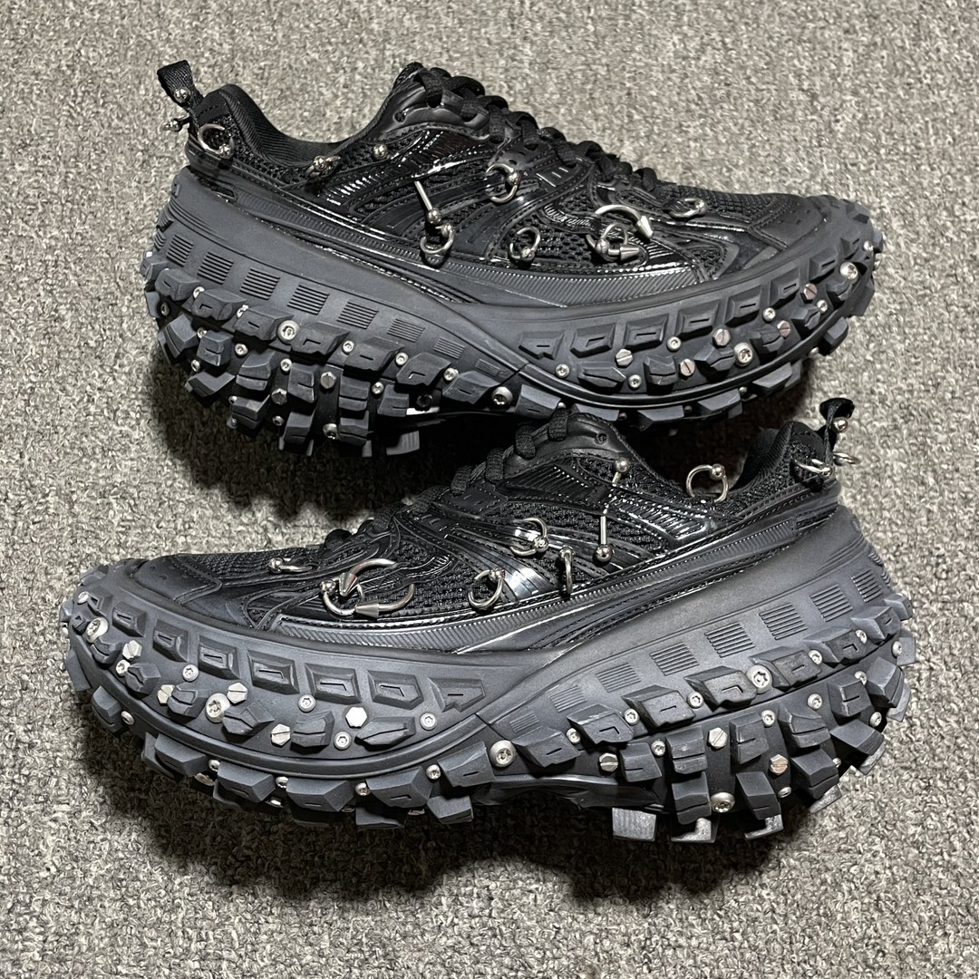 BALENCIAGA Bouncer (Defender) Screw Sneaker With Piercings"Black"（685613W2RAG1081）