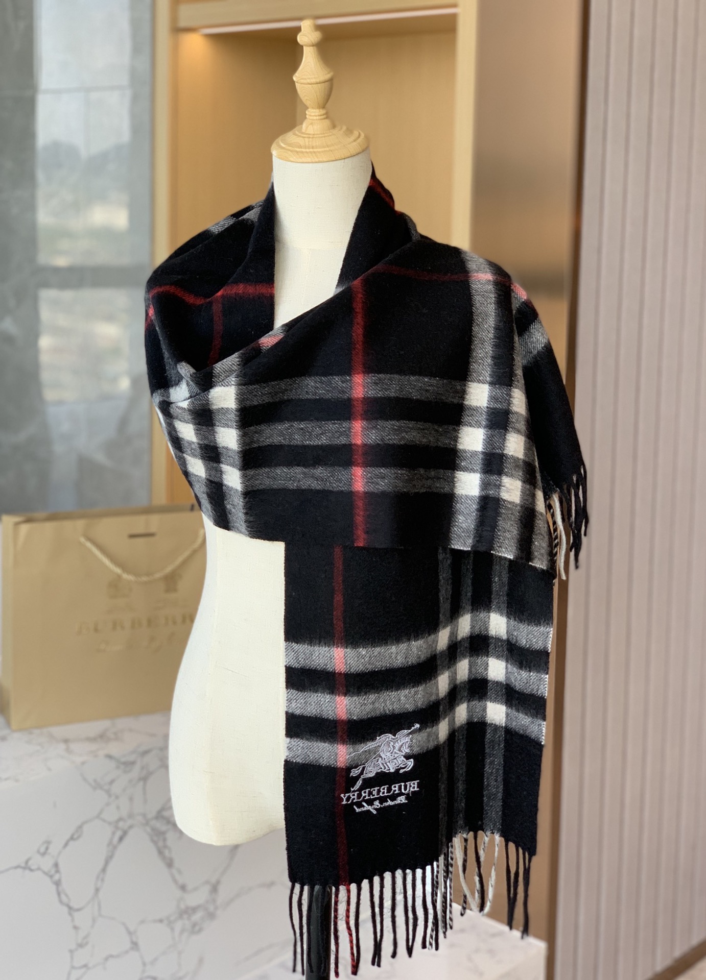 Burberry The Classic Check Cashmere Scarf Check Cashmere Scarf "Navy Blue"（ 80155421）