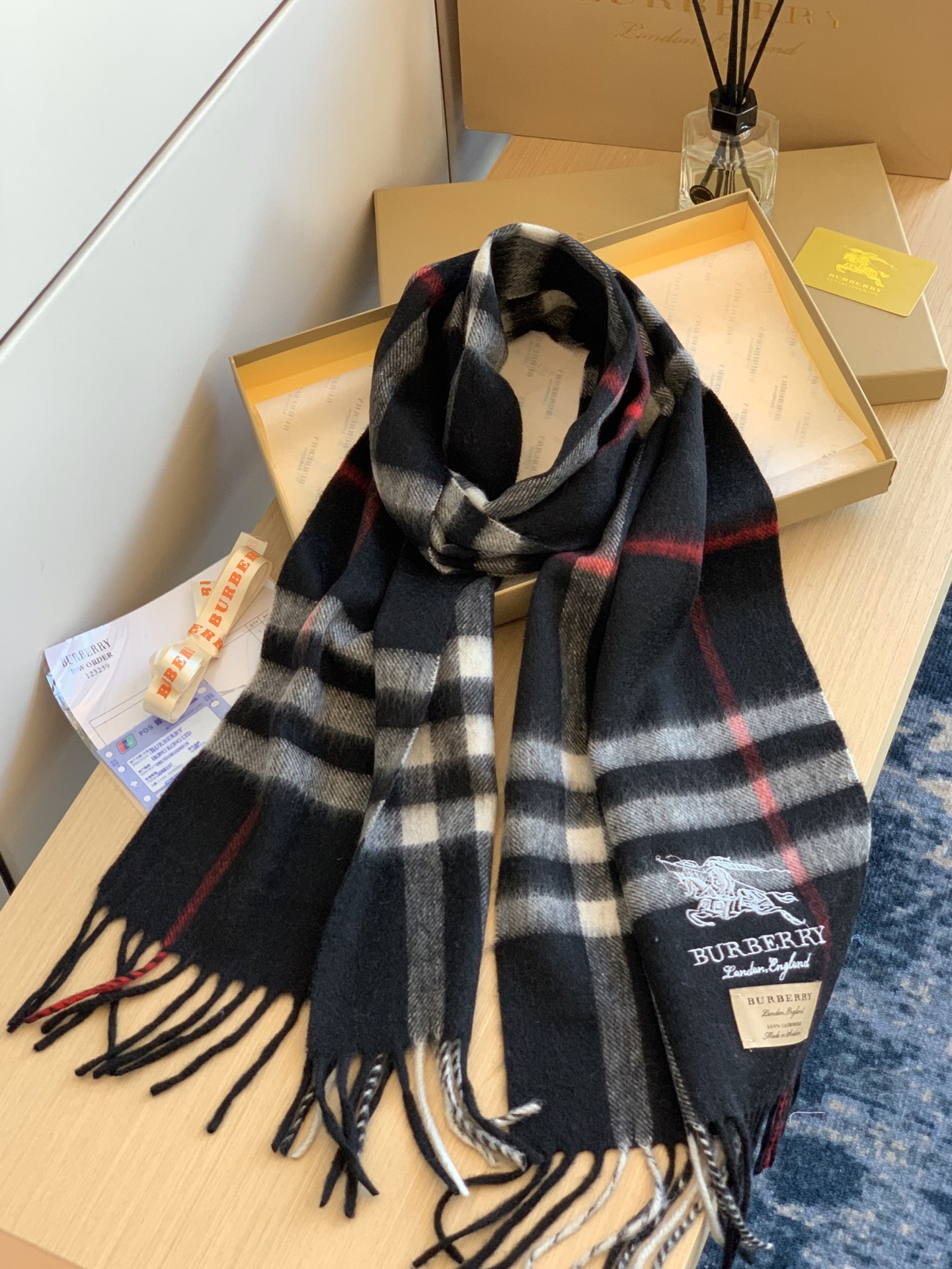 Burberry The Classic Check Cashmere Scarf Check Cashmere Scarf "Navy Blue"（ 80155421）