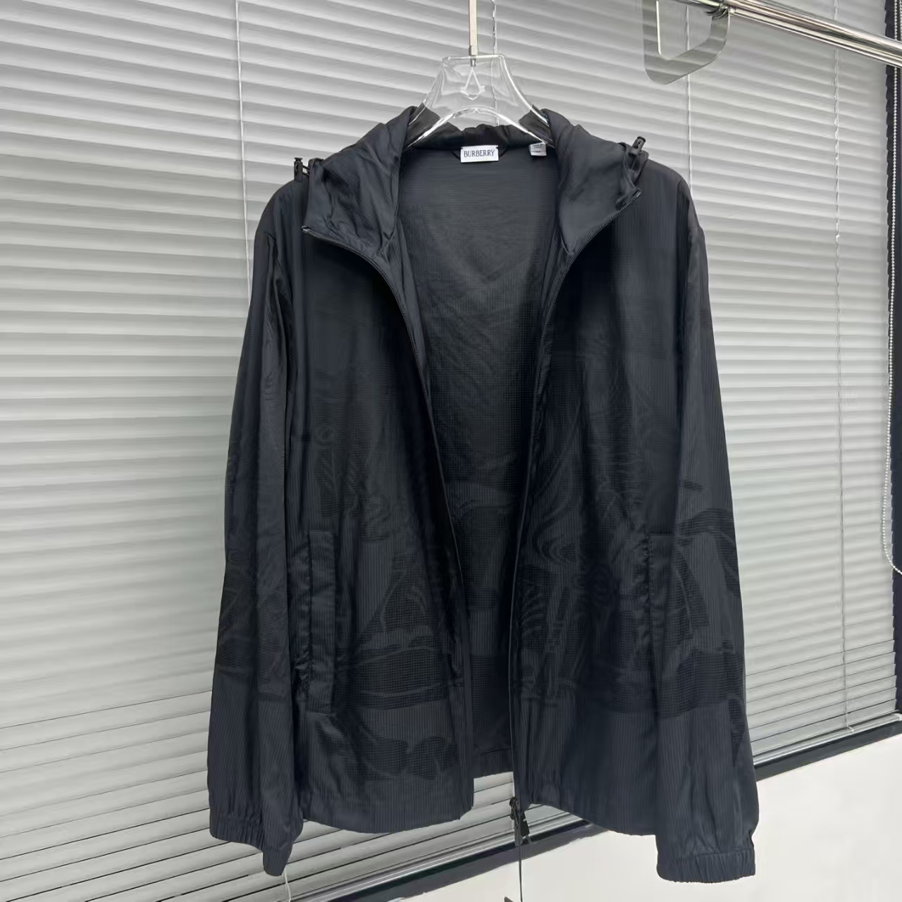 Burberry hooded printed zip-up jacket（BER2025002）