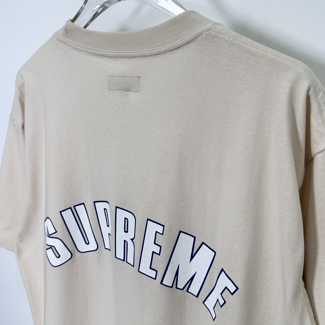 Supreme Cracked Arc S/S Top "Light Tan"（SUP-SS24-055-1）