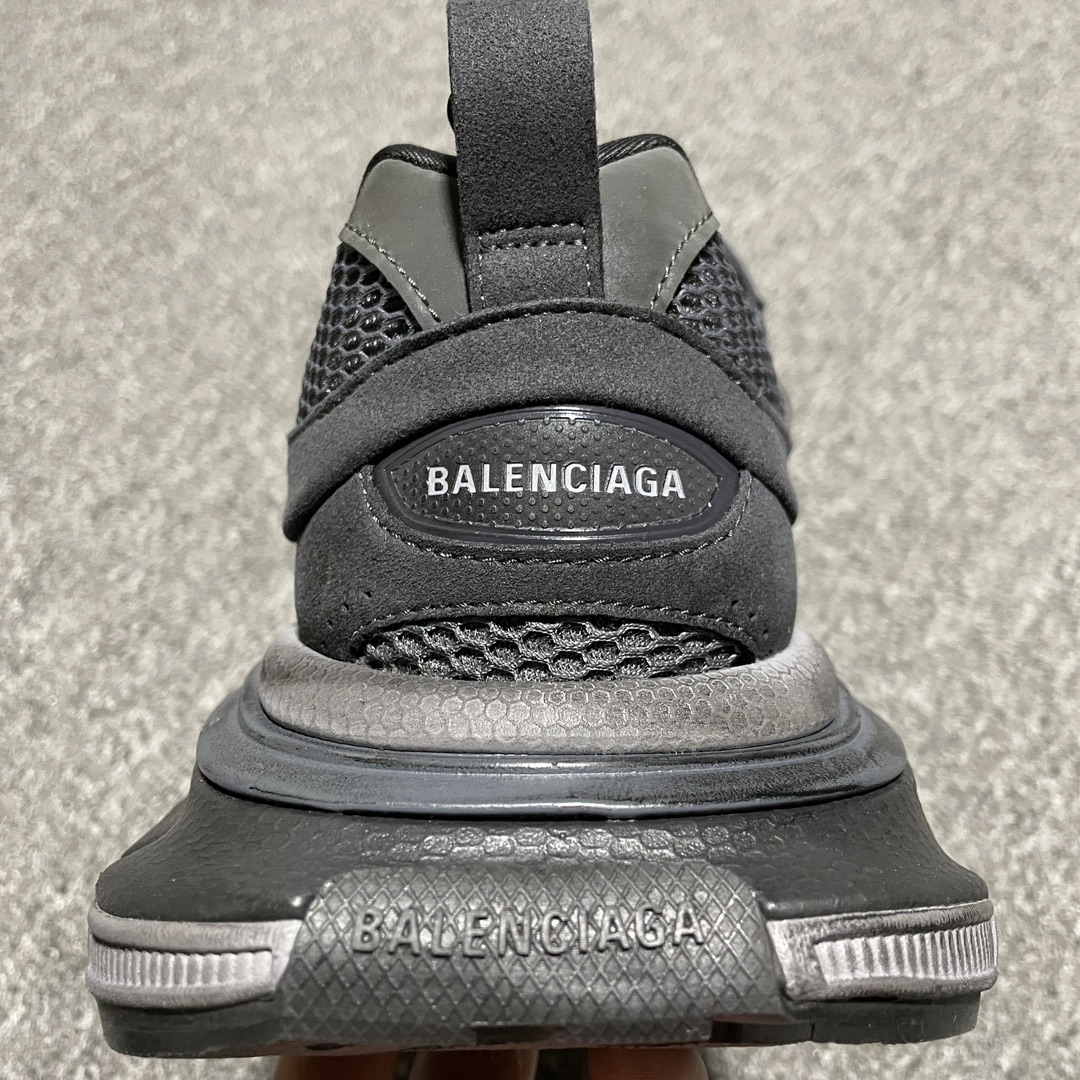 BALENCIAGA 3XL sneakers WORN-OUT SNEAKER suede（759693W3XLI1819）