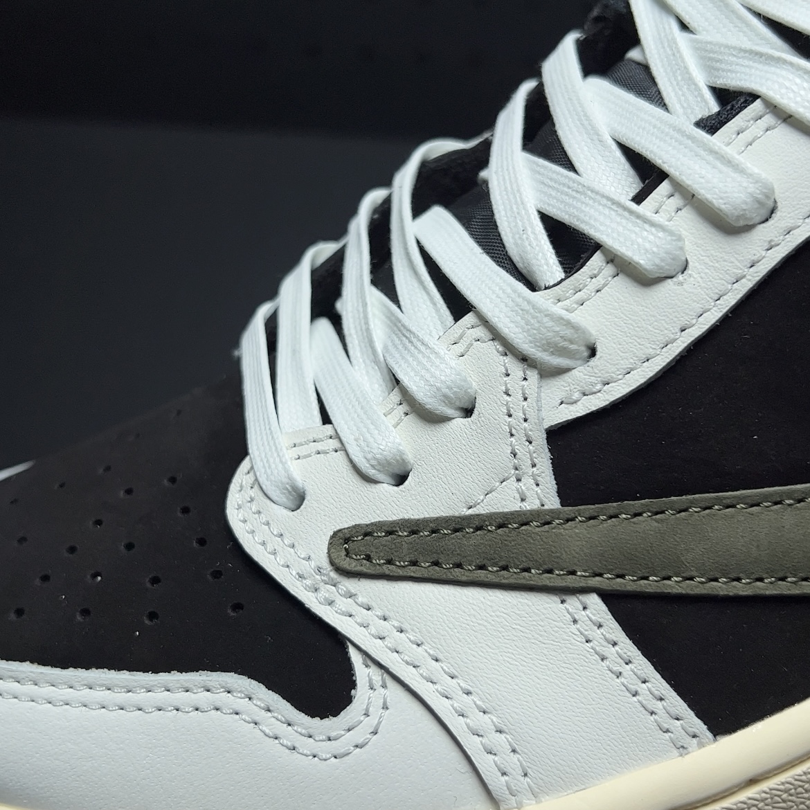 Travis Scott × Nike WMNS Air Jordan 1 Low OG "Medium Olive" (DZ4137-106)