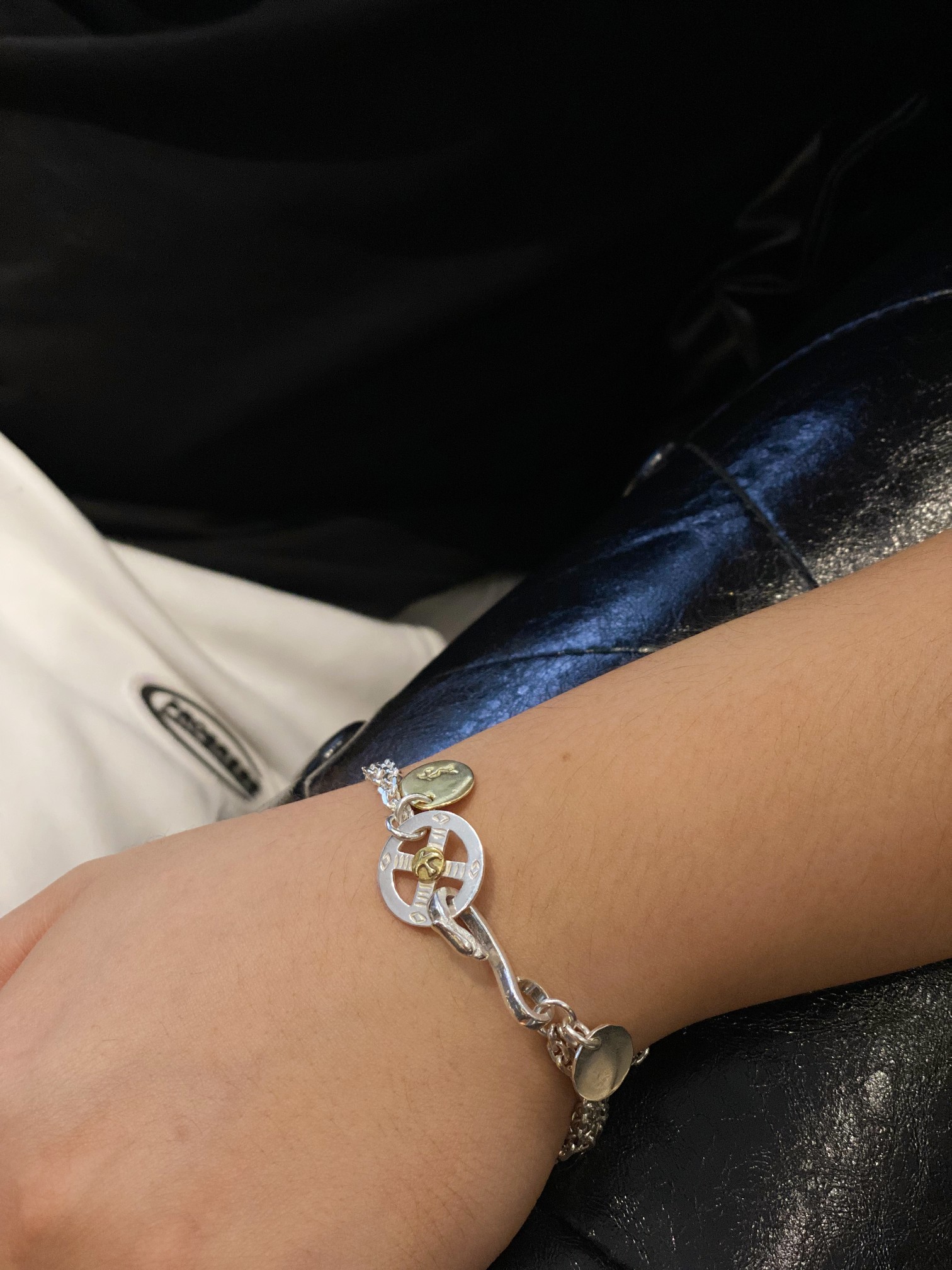 GUCCIグッチ GGミツバチ彫刻ブレスレットシルバー（728264-J8400