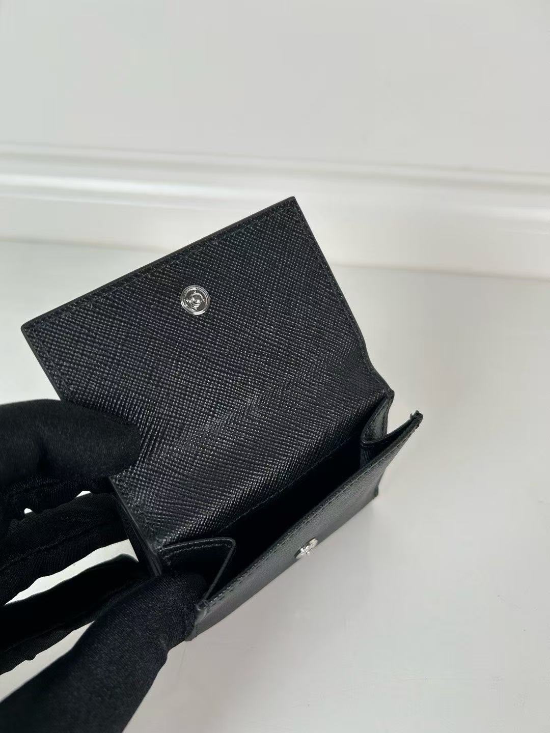 Prada Black Saffiano Triangle Wallet（2MH042_QHH_F0002）