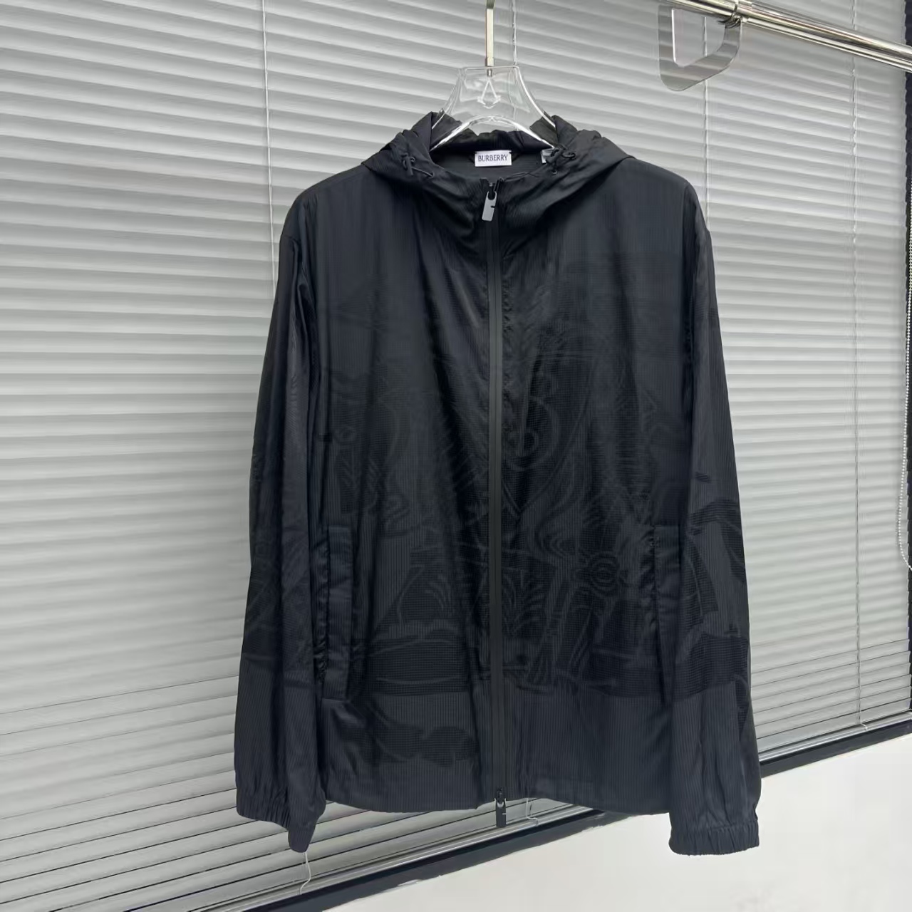 Burberry hooded printed zip-up jacket（BER2025002）