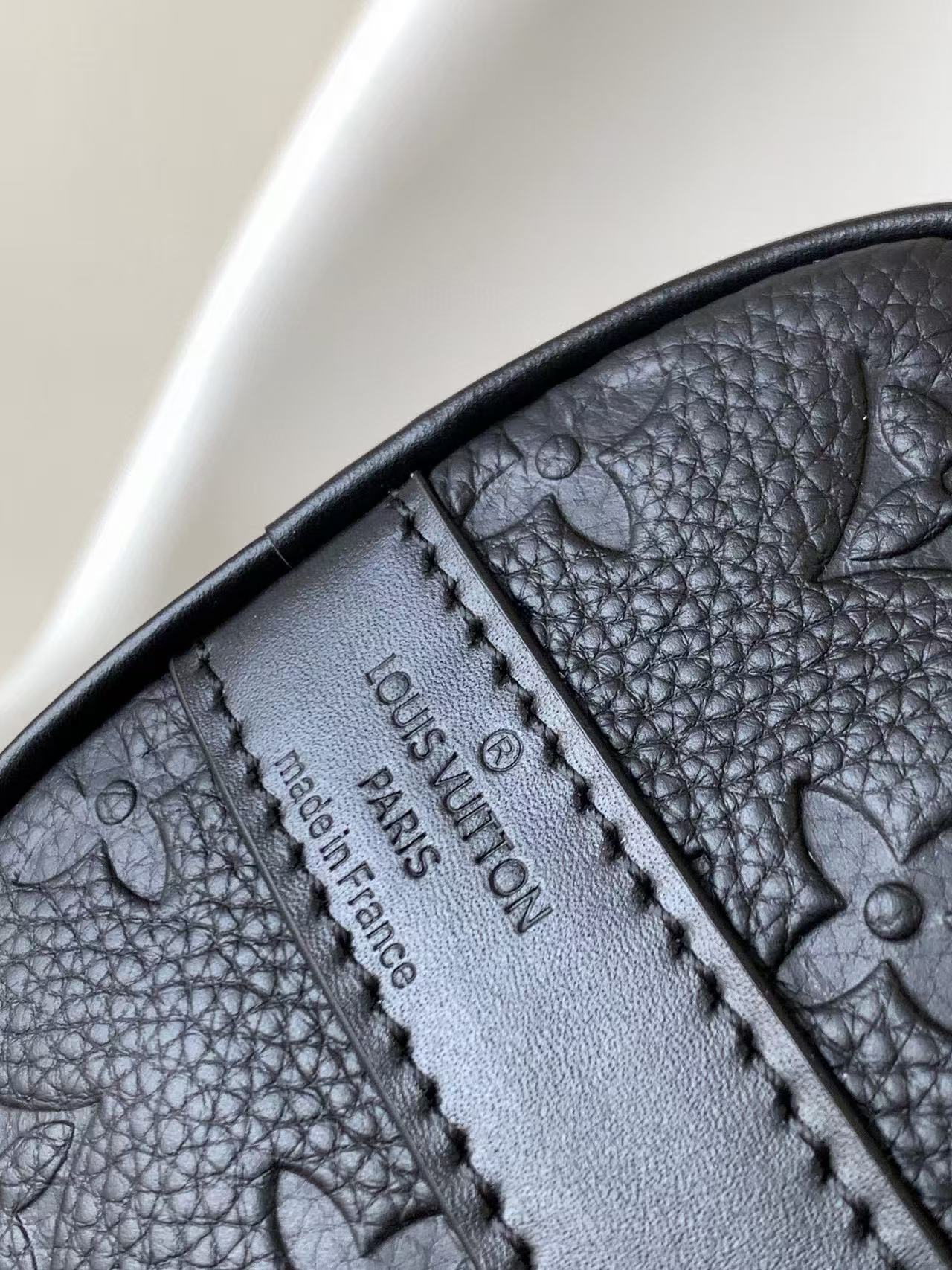 Louis Vuitton Keepall Bandouliere 25 Taurillon Monogram Leather "Noir"（M20900）