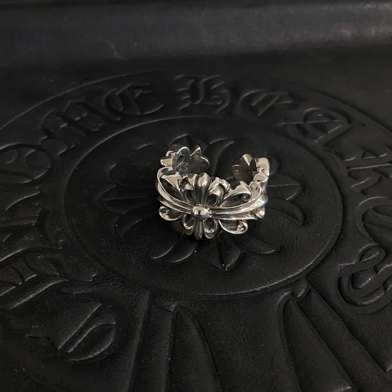 GUCCIグッチ GGミツバチ彫刻ブレスレットシルバー(728264-J8400 GUCCIグッチ GGミツバチ彫刻ブレスレットシルバー(728264-J8400
