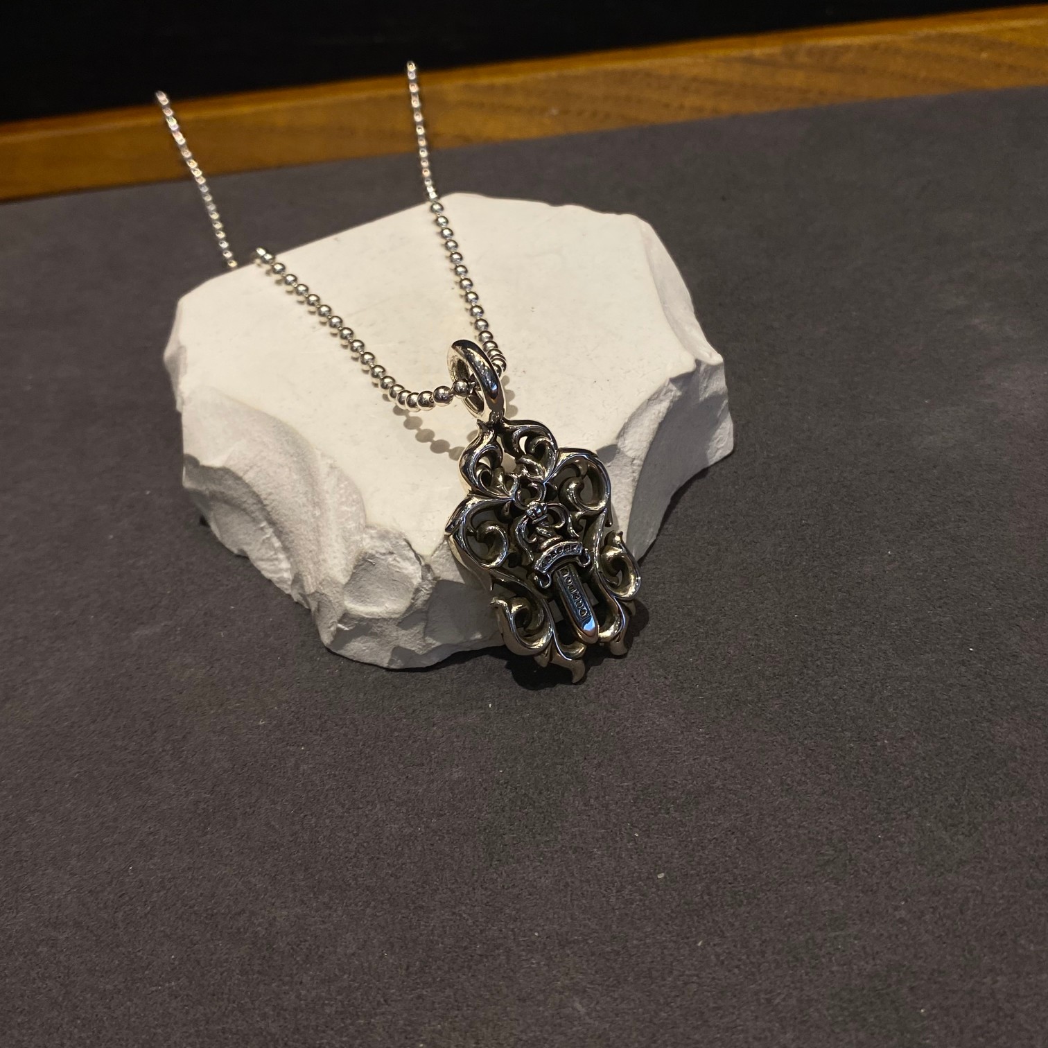 CHROME HEARTS クロムハーツ 蔓に囲まれた剣の形ネックレス（CHROME HEARTS 034）