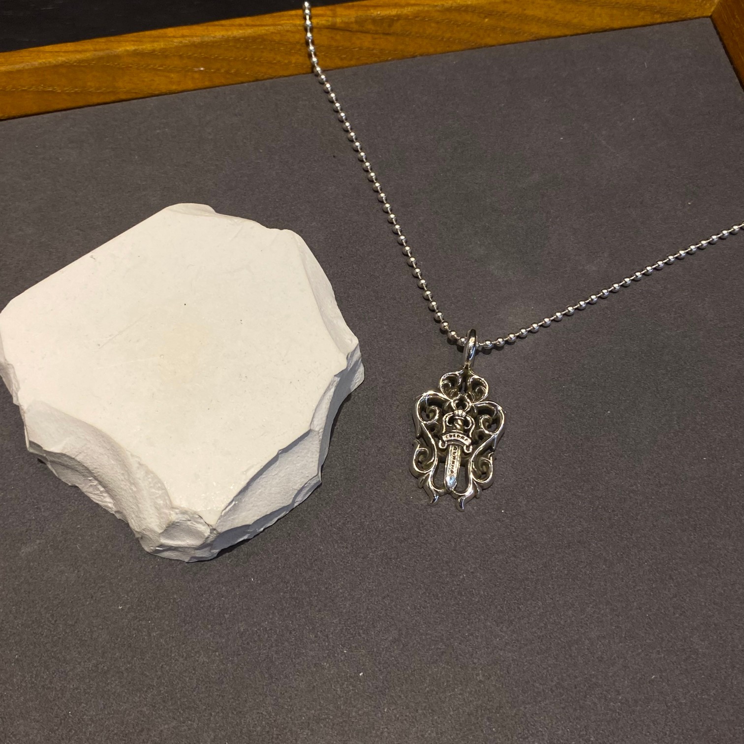 CHROME HEARTS クロムハーツ 蔓に囲まれた剣の形ネックレス（CHROME HEARTS 034）