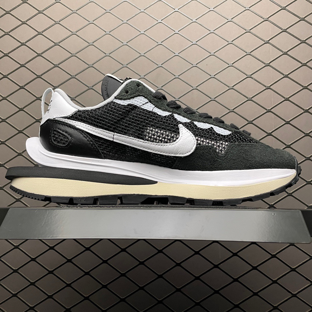 sacai × Nike Vapor Waffle "Black and White"（CV1363-001）