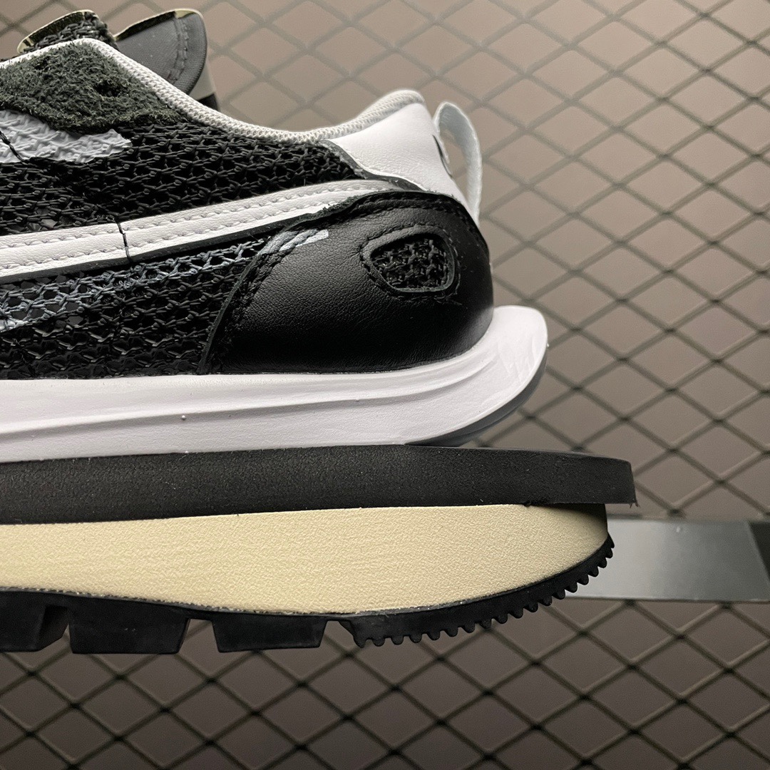 sacai × Nike Vapor Waffle "Black and White"（CV1363-001）
