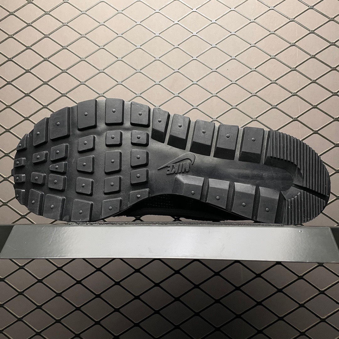 sacai × Nike Vapor Waffle "Black and White"（CV1363-001）
