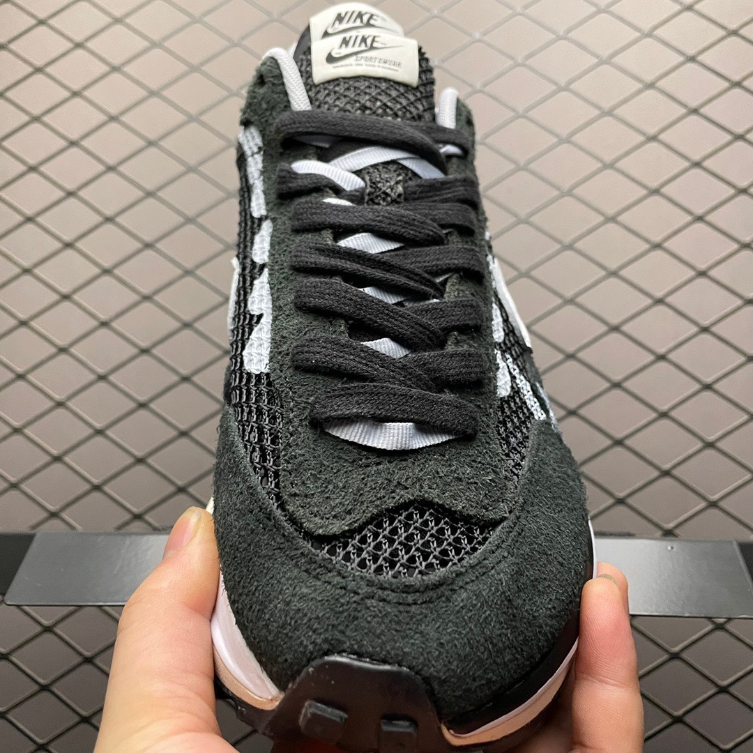 sacai × Nike Vapor Waffle "Black and White"（CV1363-001）