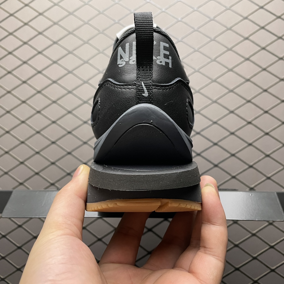 sacai × Nike VaporWaffle "Black Gum"(DD1875-001）