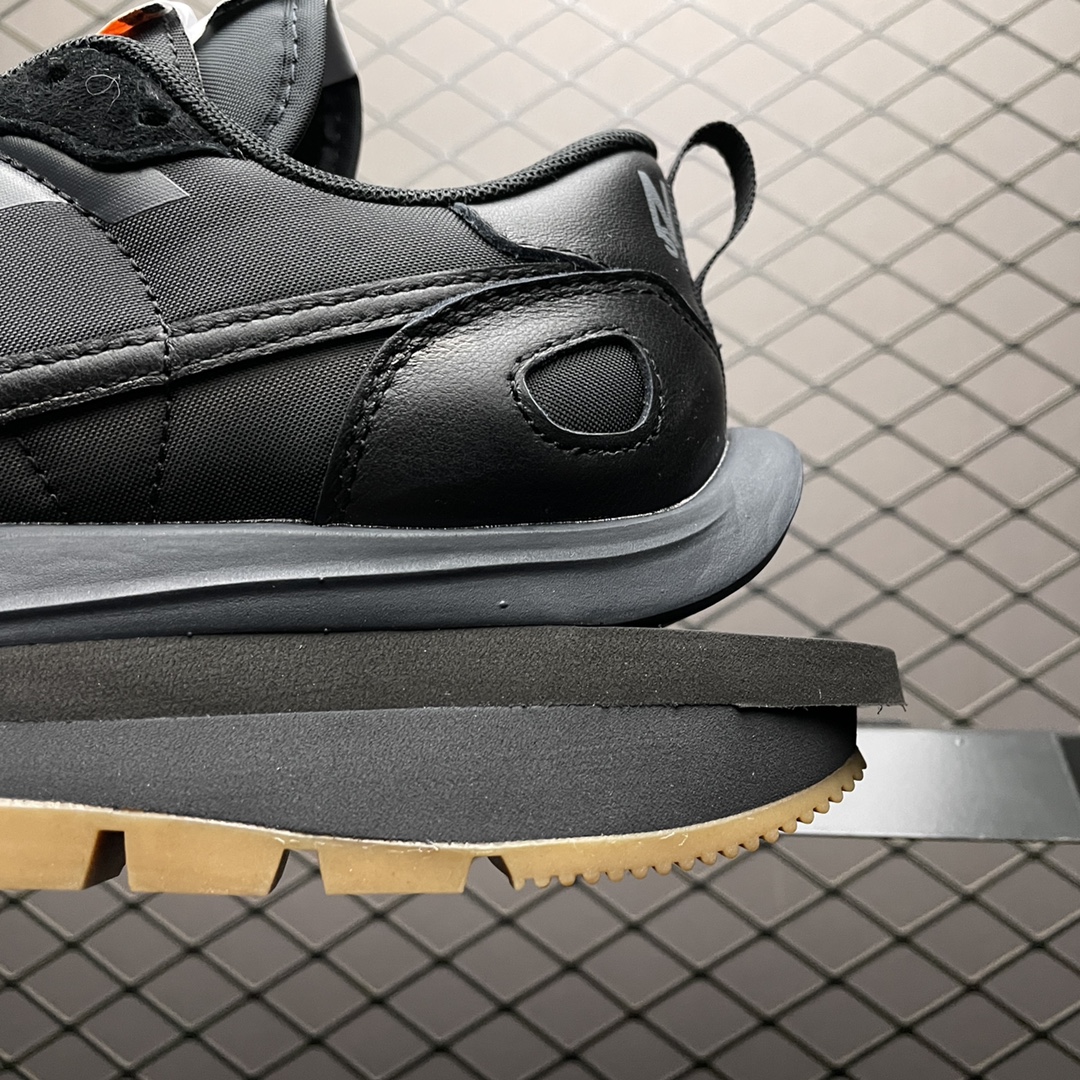 sacai × Nike VaporWaffle "Black Gum"(DD1875-001）