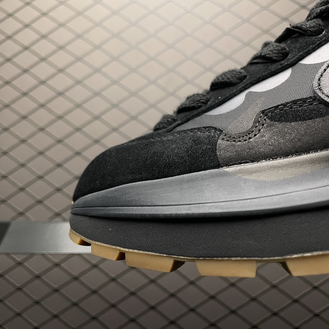 sacai × Nike VaporWaffle "Black Gum"(DD1875-001）