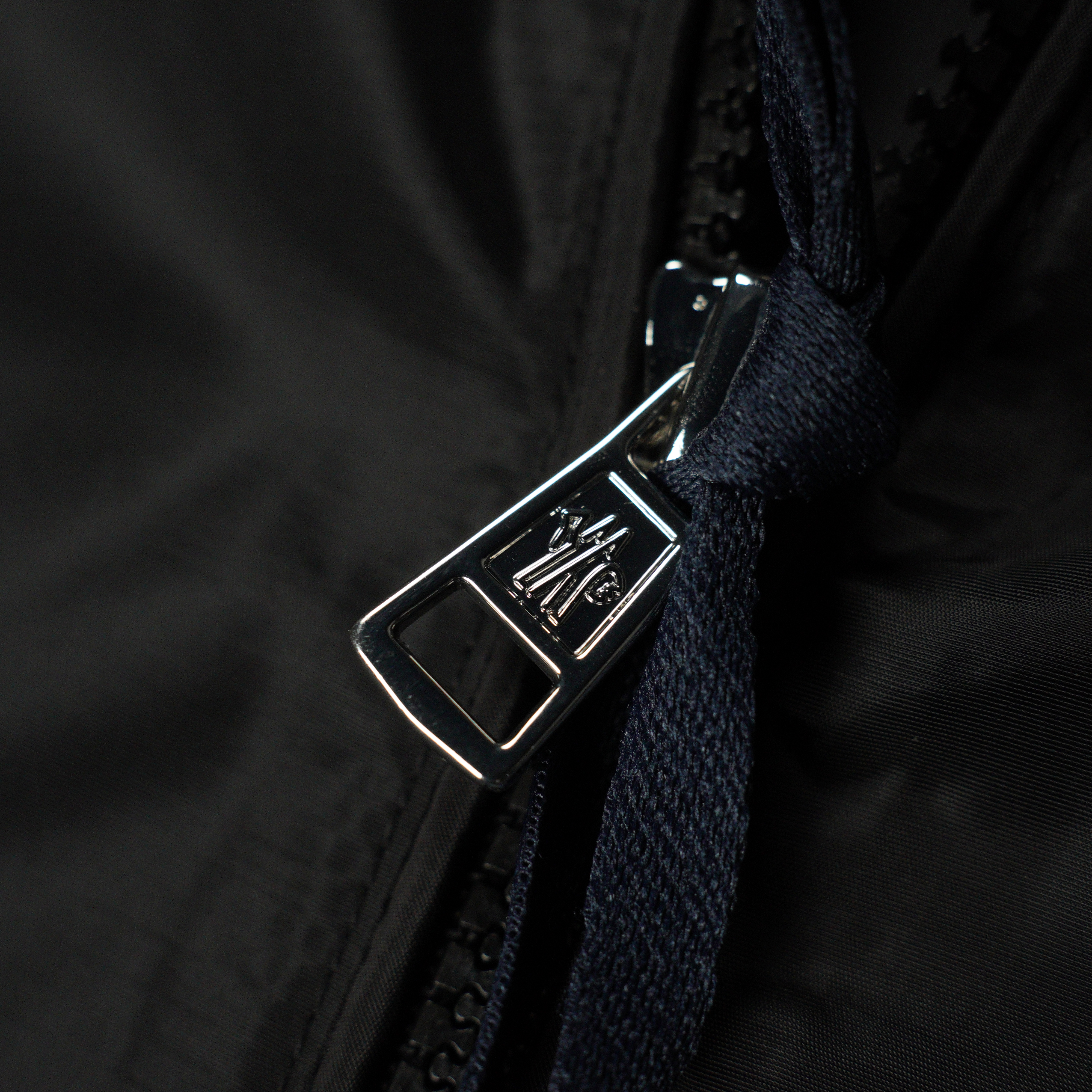 Moncler hooded zip-up jacket（MC2025003）
