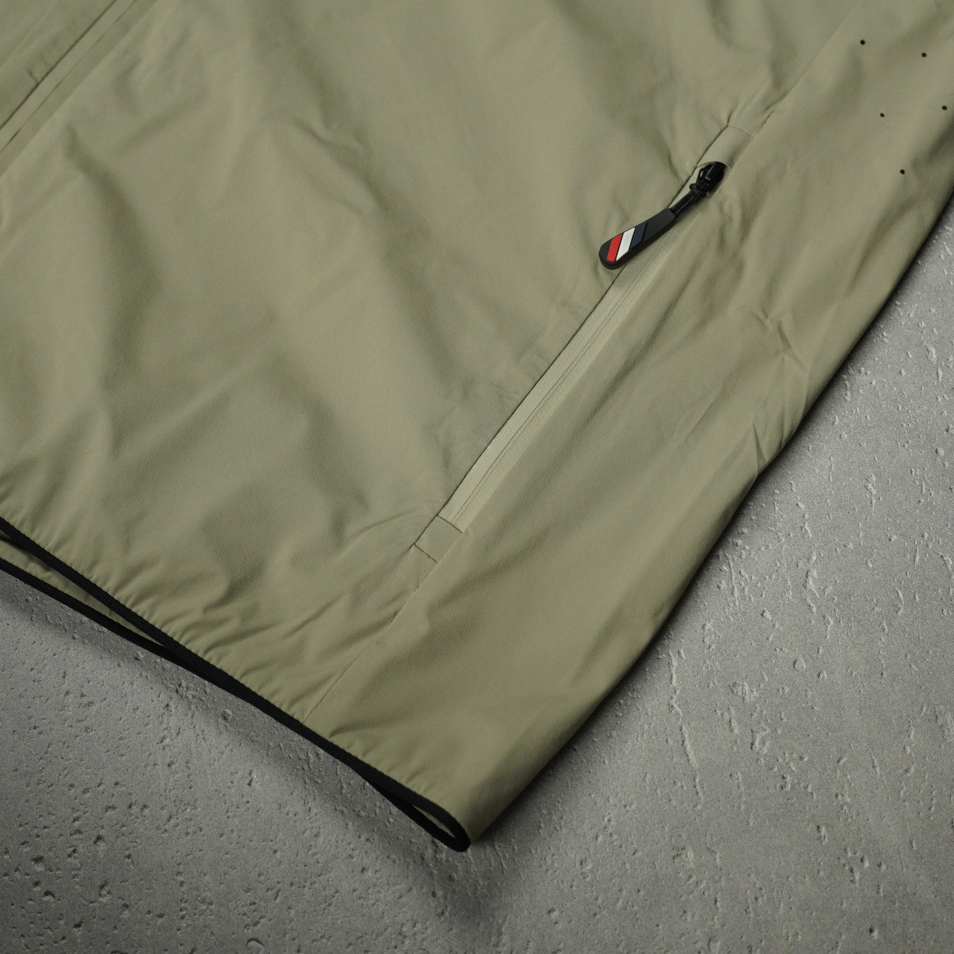 Moncler hooded zip-up jacket（MC2025001）