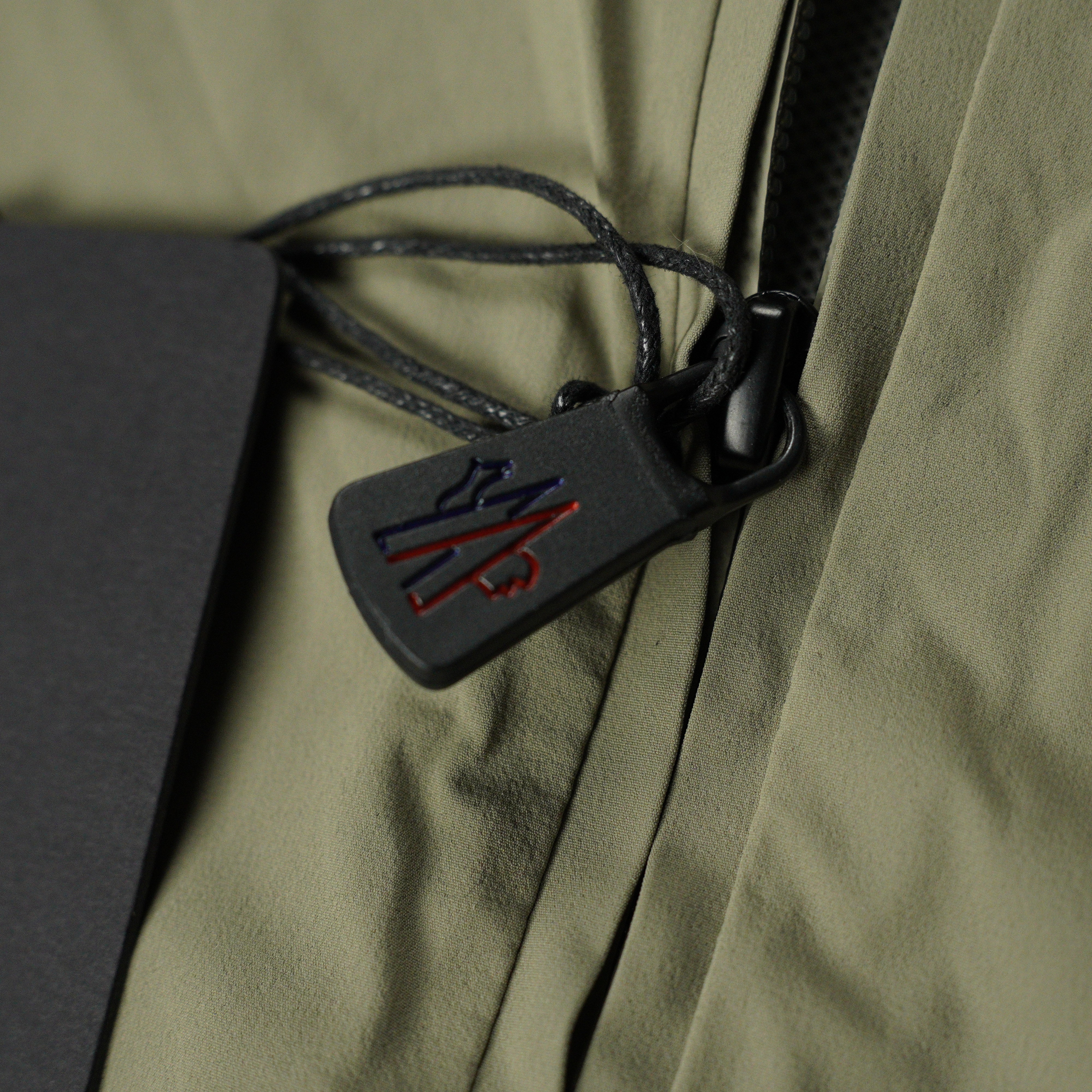 Moncler hooded zip-up jacket（MC2025001）