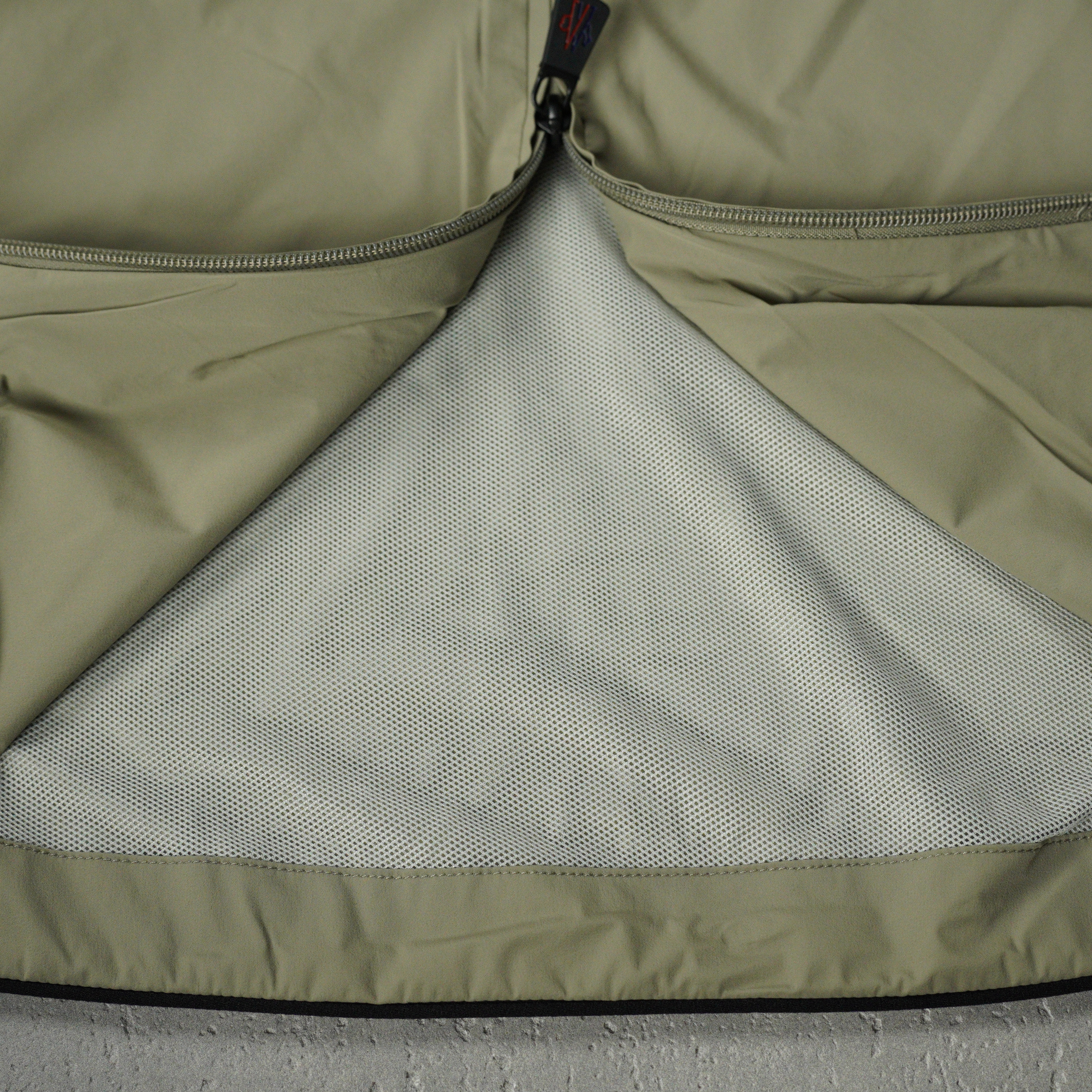 Moncler hooded zip-up jacket（MC2025001）