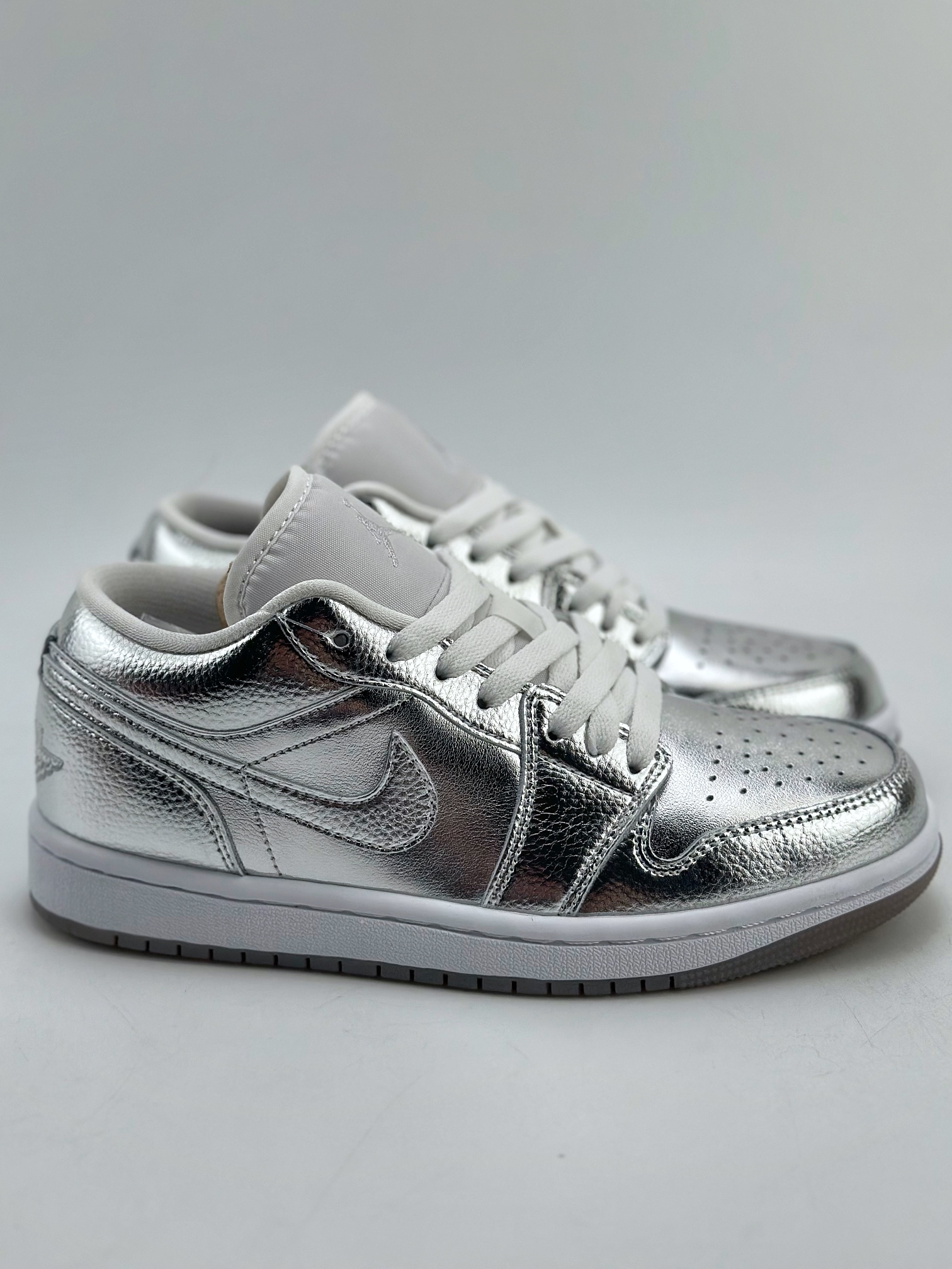 Nike WMNS Air Jordan 1 Low SE "Metallic Silver（ FN5030-001 ）