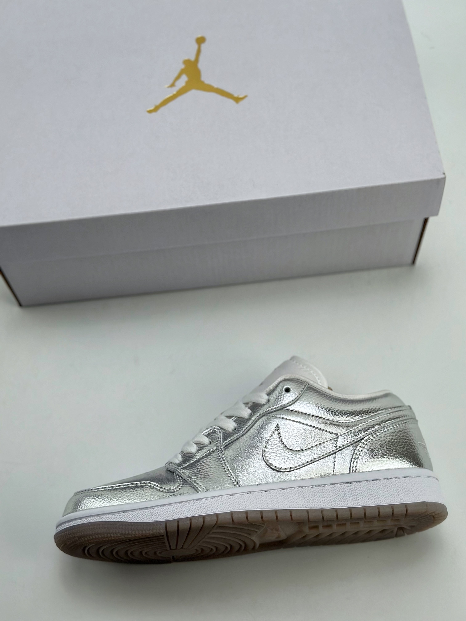 Nike WMNS Air Jordan 1 Low SE "Metallic Silver（ FN5030-001 ）
