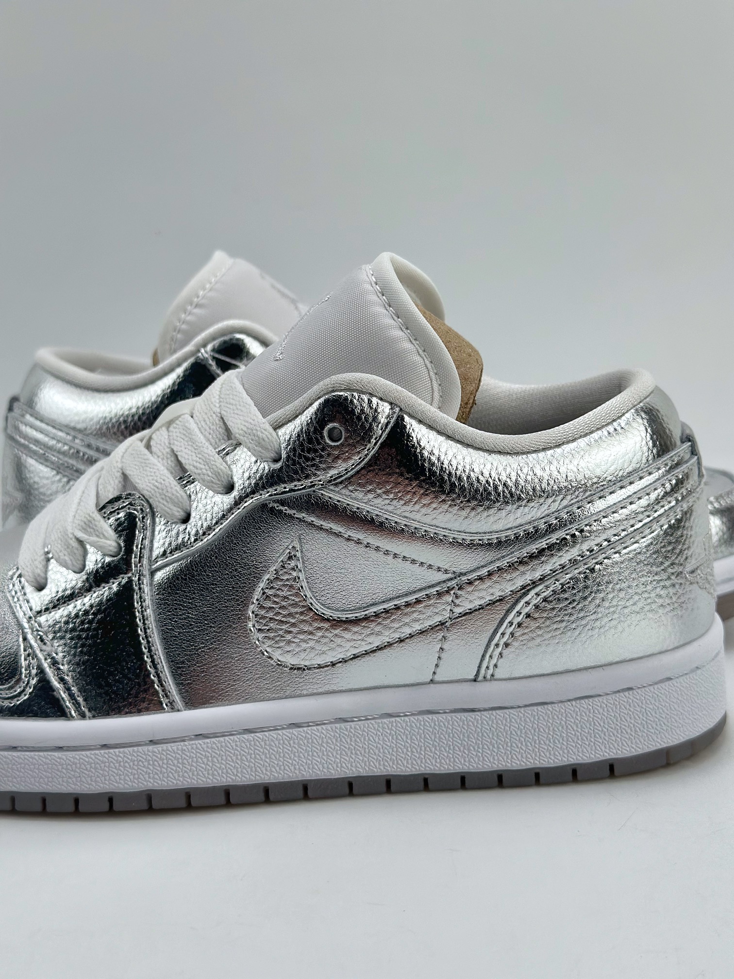 Nike WMNS Air Jordan 1 Low SE "Metallic Silver（ FN5030-001 ）