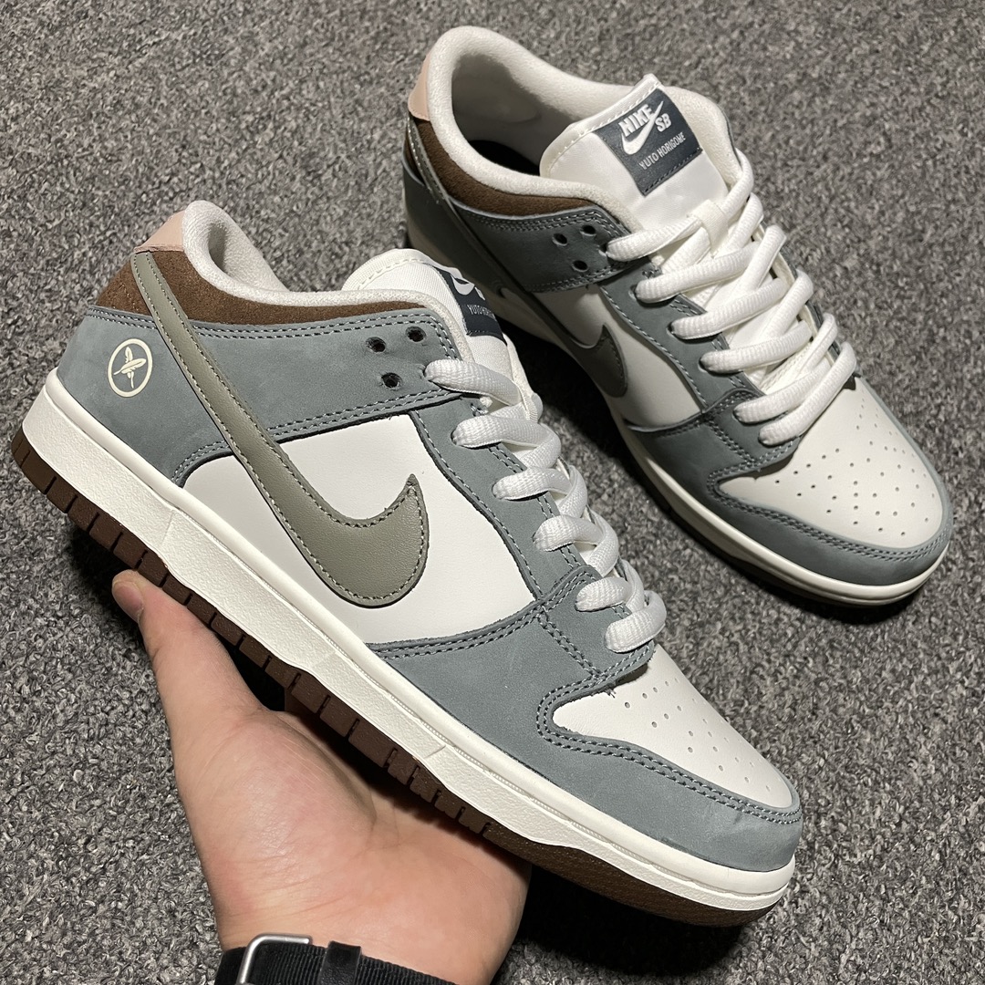 NIKE ナイキ スニーカー FQ1180-001 SB エスビー ×  堀米 雄斗 Yuto Horigome DUNK LOW PRO QS Wolf Grey ダンク ロー プロ スニーカー ホワイト/グレー/ブラウン 26.5cm【新古品】【未使用】