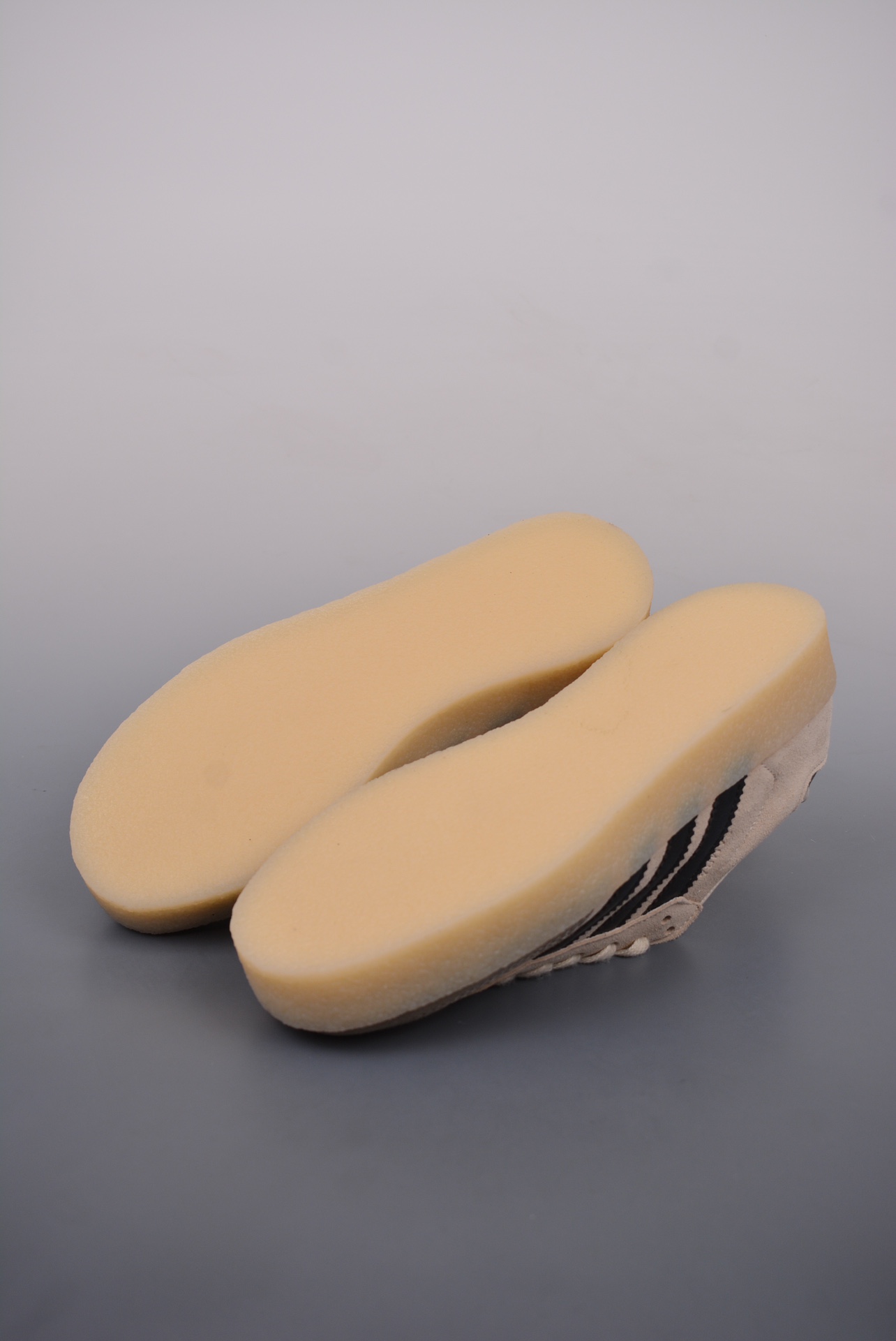 アディダスです/KITH Ronnie Fieg × Clarks × adidas Originals 8th Street Samba Kithmas "Core Black"（IE4033）