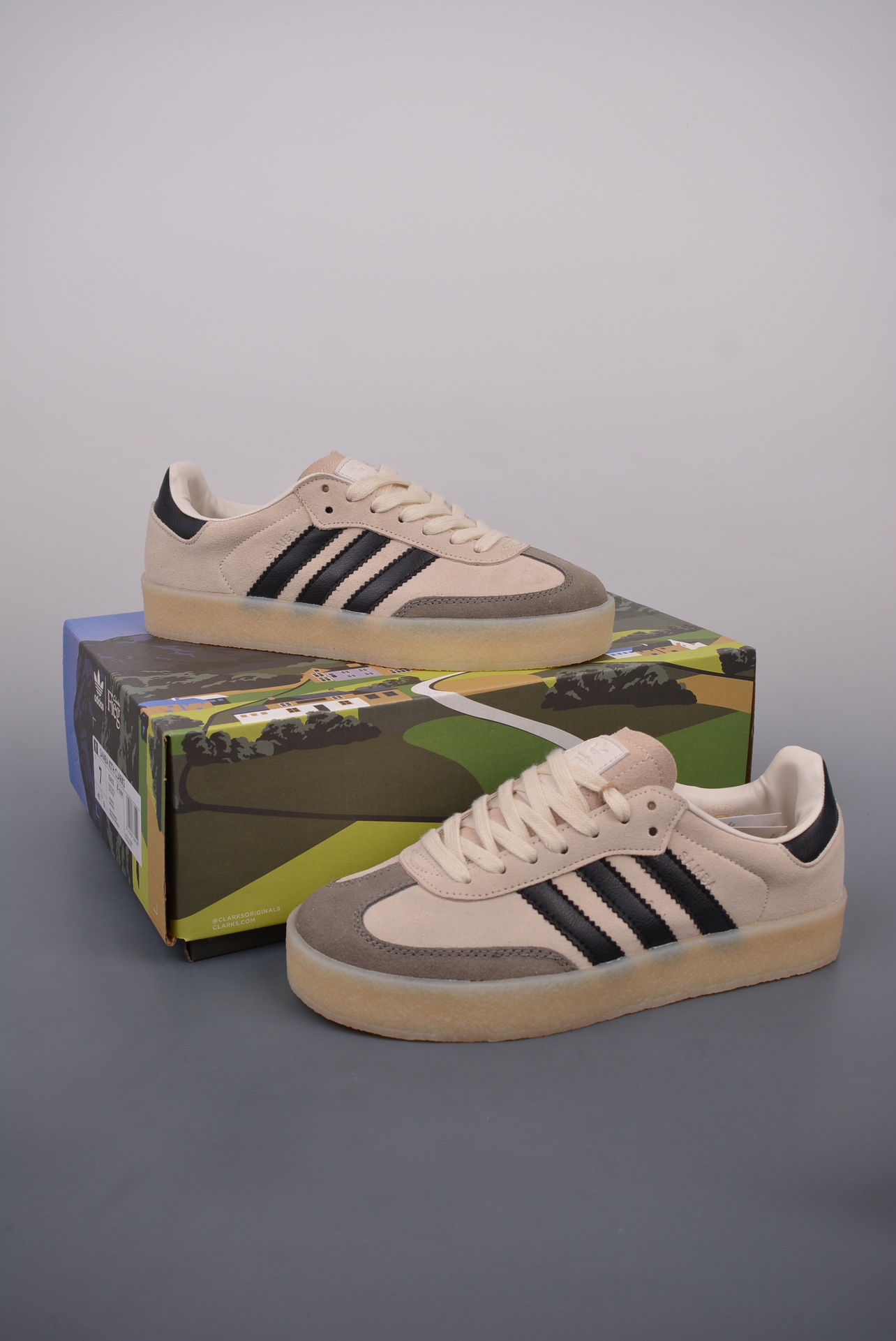 アディダスです/KITH Ronnie Fieg × Clarks × adidas Originals 8th Street Samba Kithmas "Core Black"（IE4033）