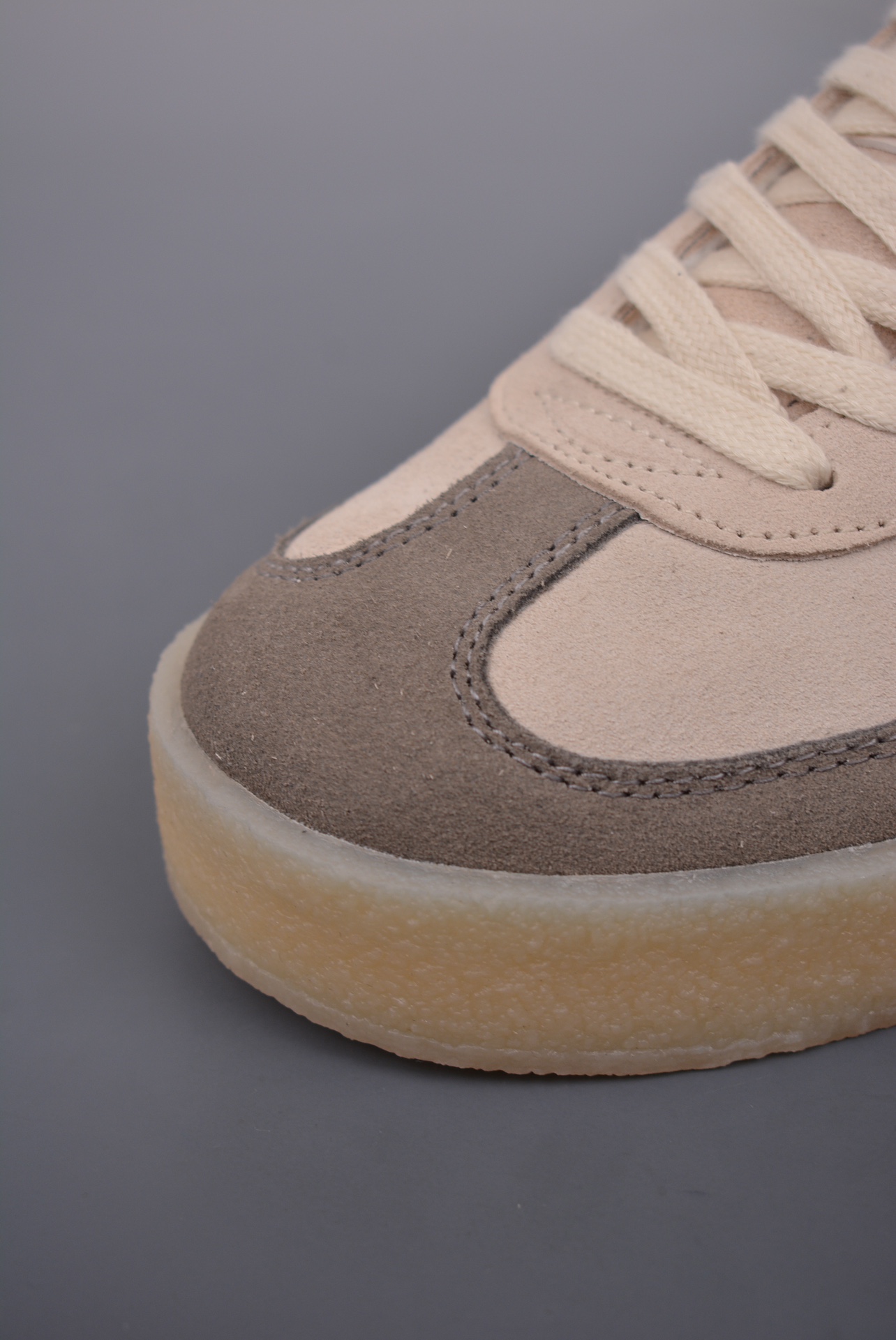 アディダスです/KITH Ronnie Fieg × Clarks × adidas Originals 8th Street Samba Kithmas "Core Black"（IE4033）