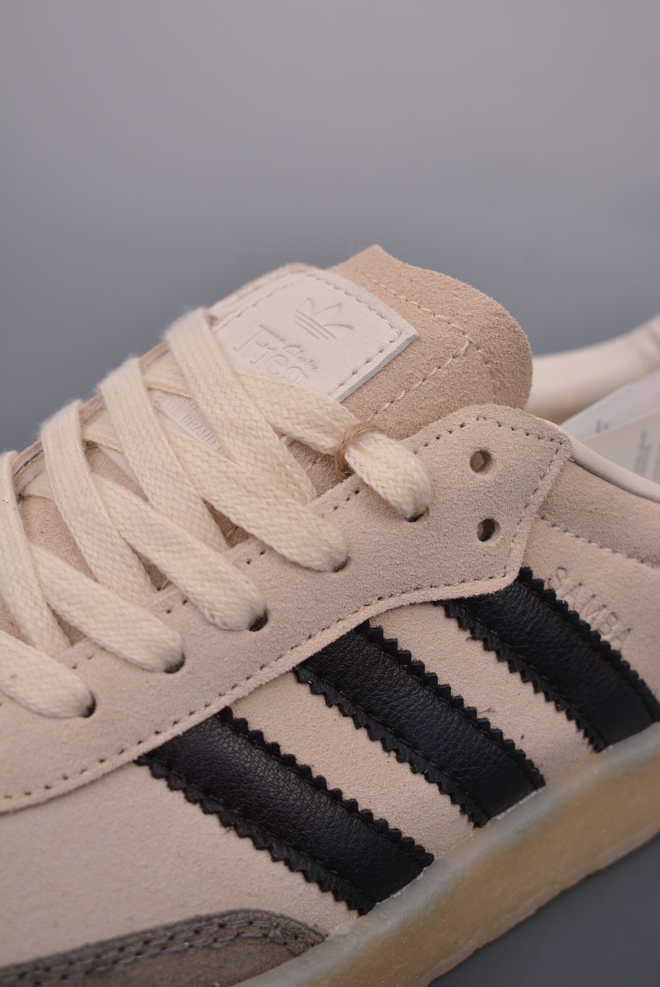 アディダスです/KITH Ronnie Fieg × Clarks × adidas Originals 8th Street Samba Kithmas "Core Black"（IE4033）