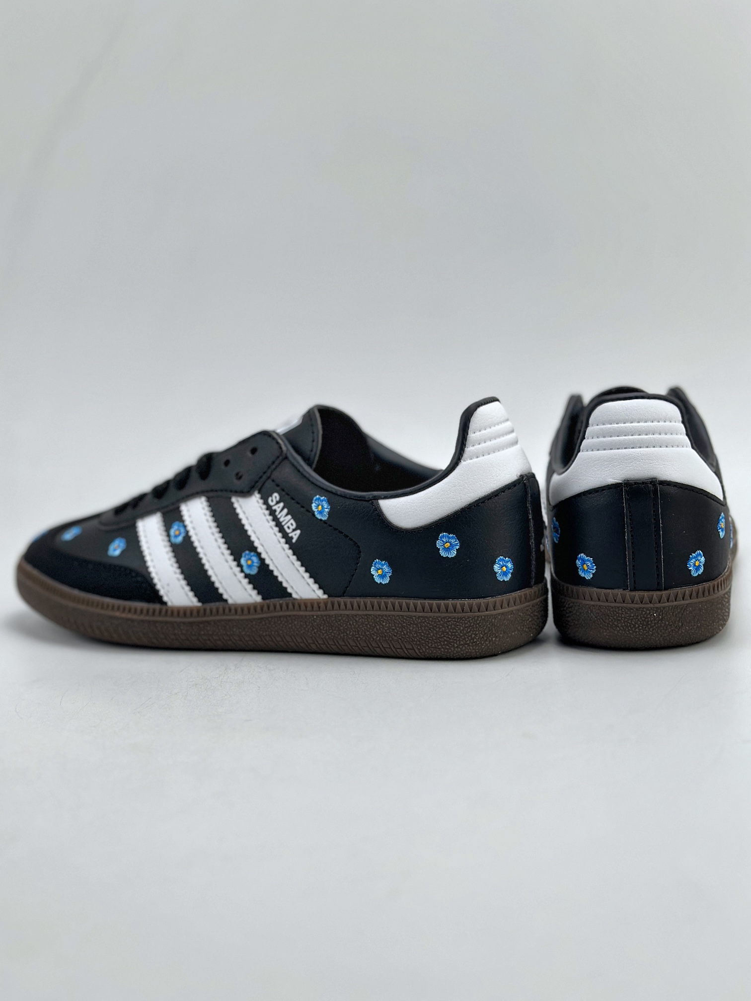 adidas Originals Women's Samba OG "Core Black/Footwear White/Gum"（IF4397）