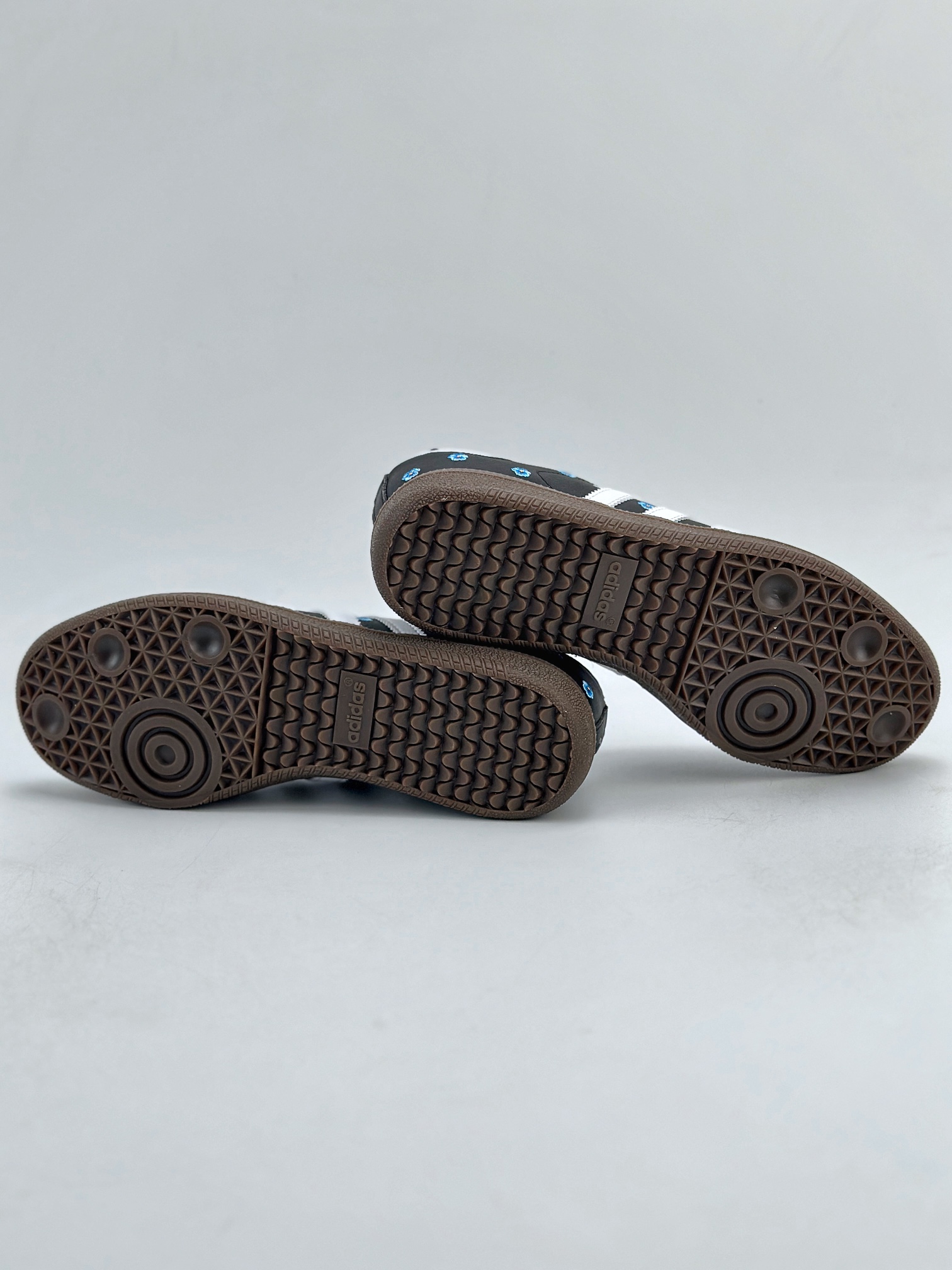 adidas Originals Women's Samba OG "Core Black/Footwear White/Gum"（IF4397）