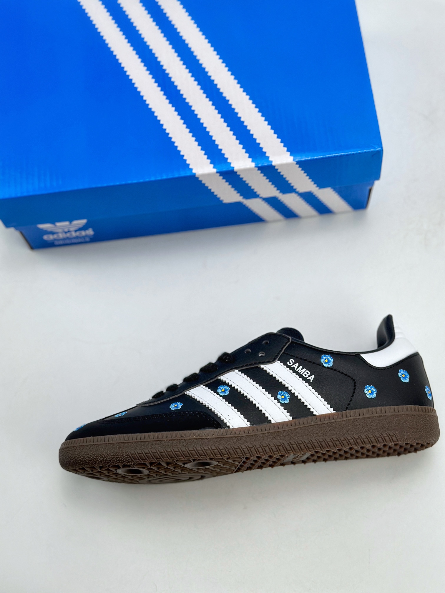 adidas Originals Women's Samba OG "Core Black/Footwear White/Gum"（IF4397）