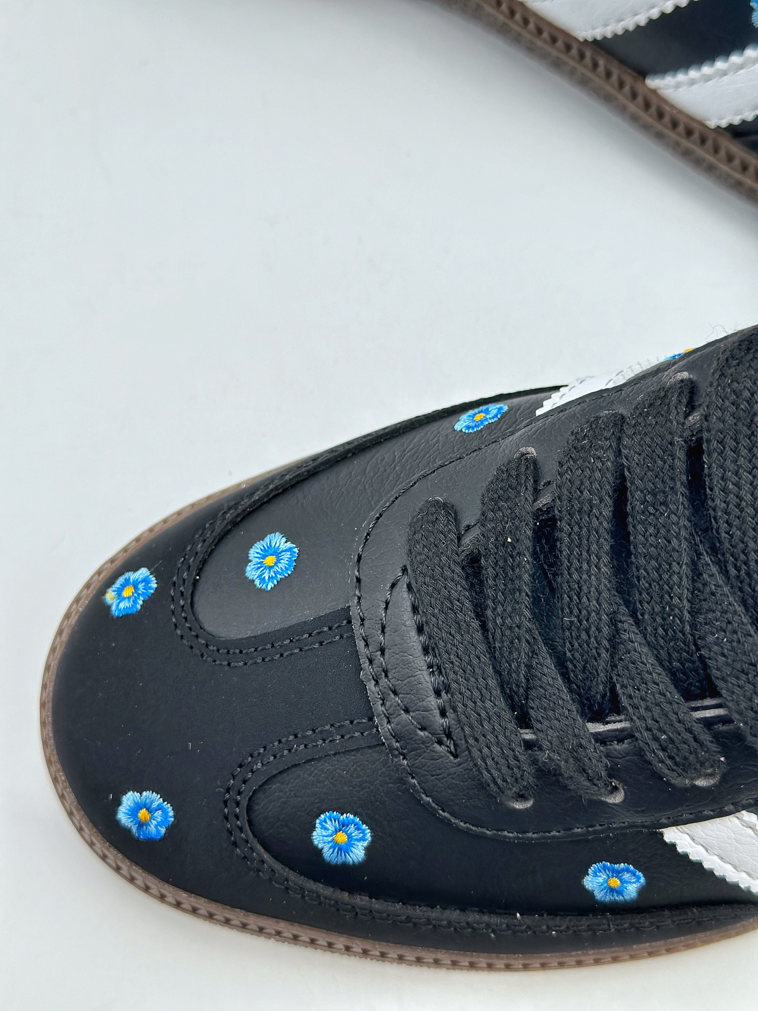 adidas Originals Women's Samba OG "Core Black/Footwear White/Gum"（IF4397）