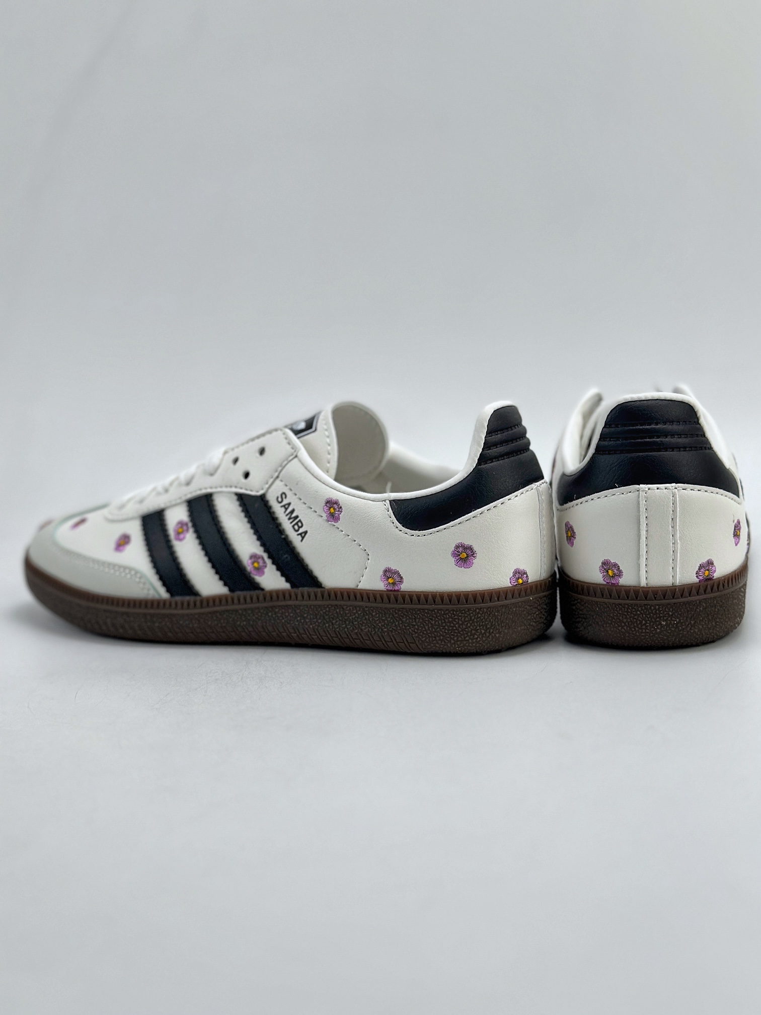 adidas Originals Women's Samba OG "Cloud White/Core Black/Gum"（IF4398）