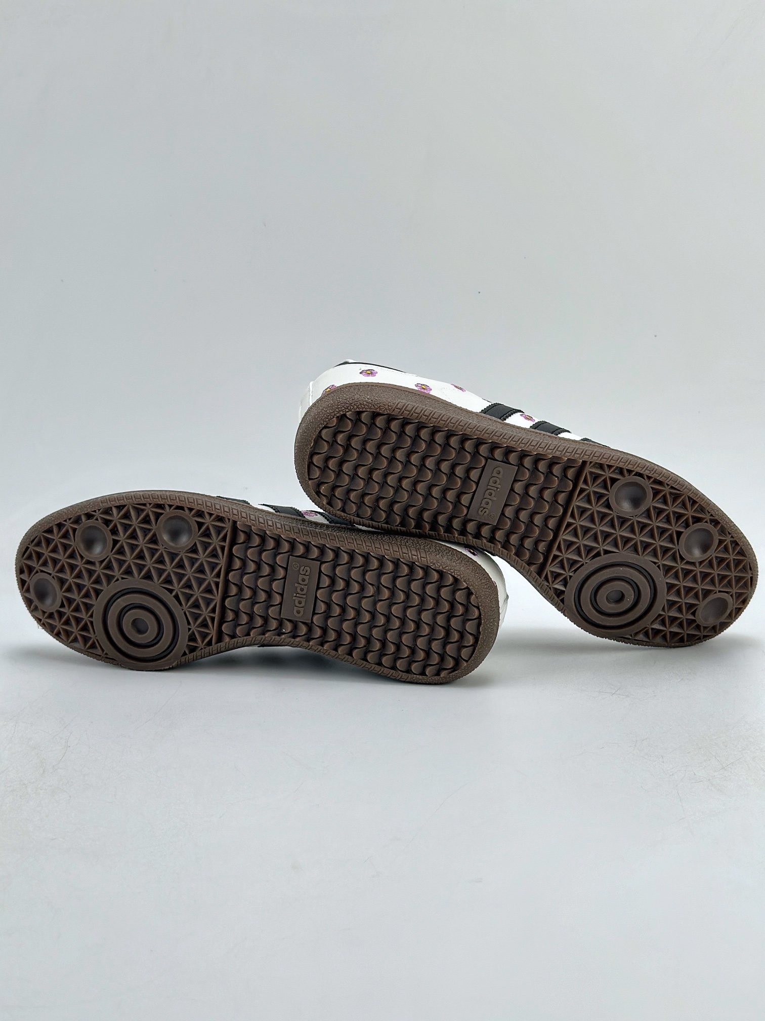 adidas Originals Women's Samba OG "Cloud White/Core Black/Gum"（IF4398）