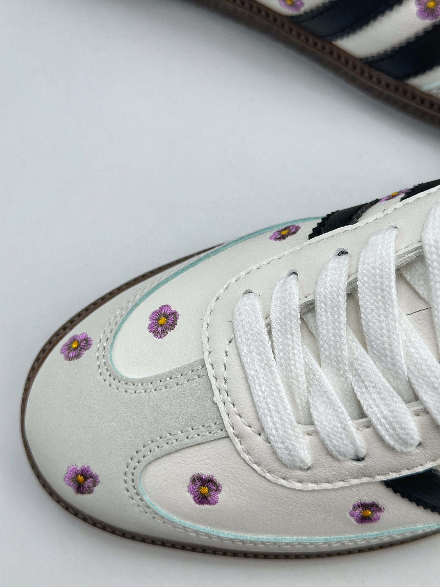 adidas Originals Women's Samba OG "Cloud White/Core Black/Gum"（IF4398）