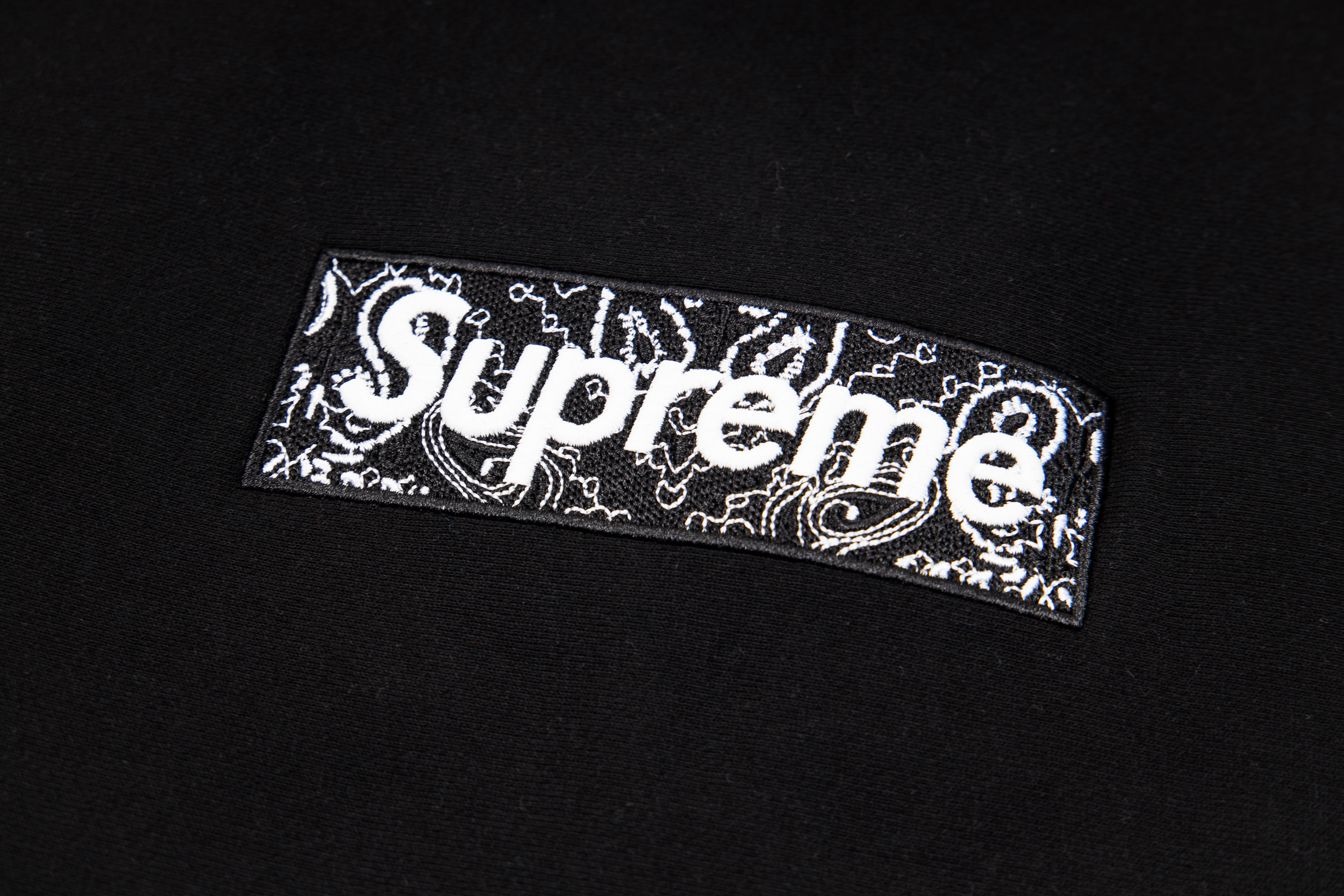 Supreme Week 16 Bandana Box logo Hooded Sweatshirt Cashew flower badge hooded sweatshirt"Black"（SUP-FW19-10825）