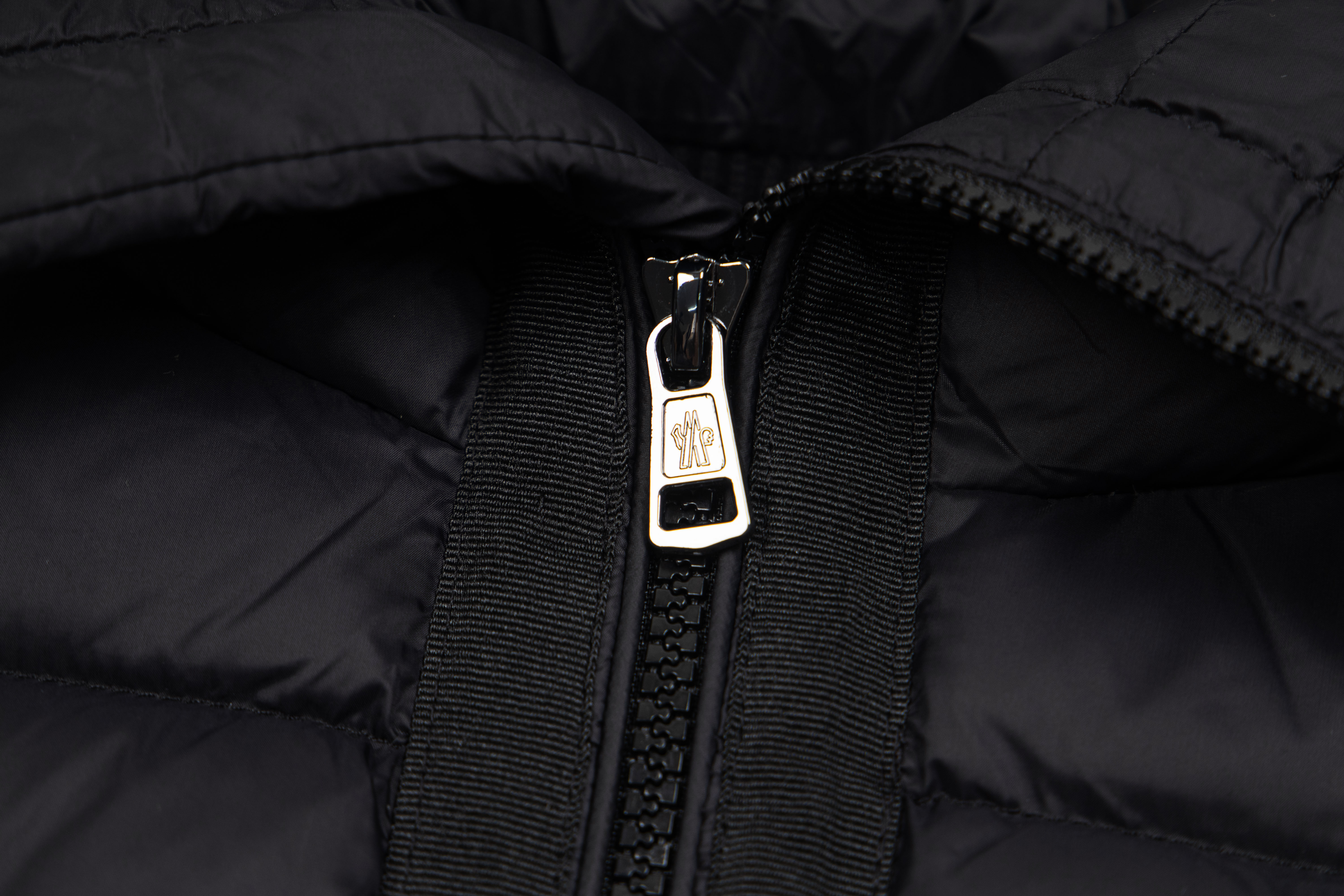 MONCLER Men's Logo Patch Knit Hooded Padding-NFCバージョン（G20919B50800A9340777）