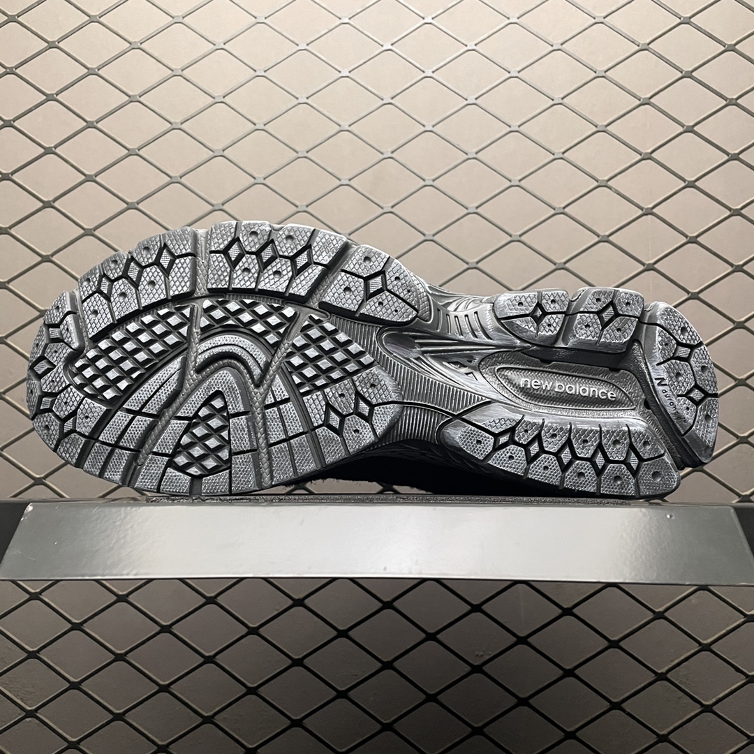 New Balance 2002R "Phantom"(M2002RDB）