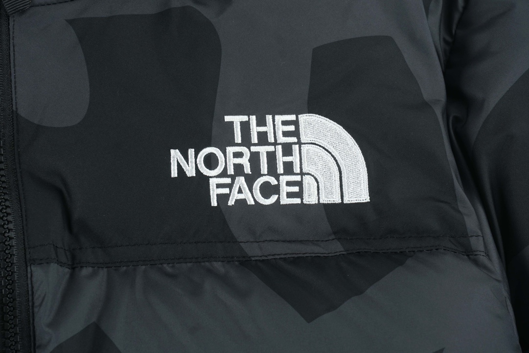 THE NORTH FACE x XX Kaws joint model FW22 1996 Nuptse Jacket down jacket（NF0A7WLU-7IL）